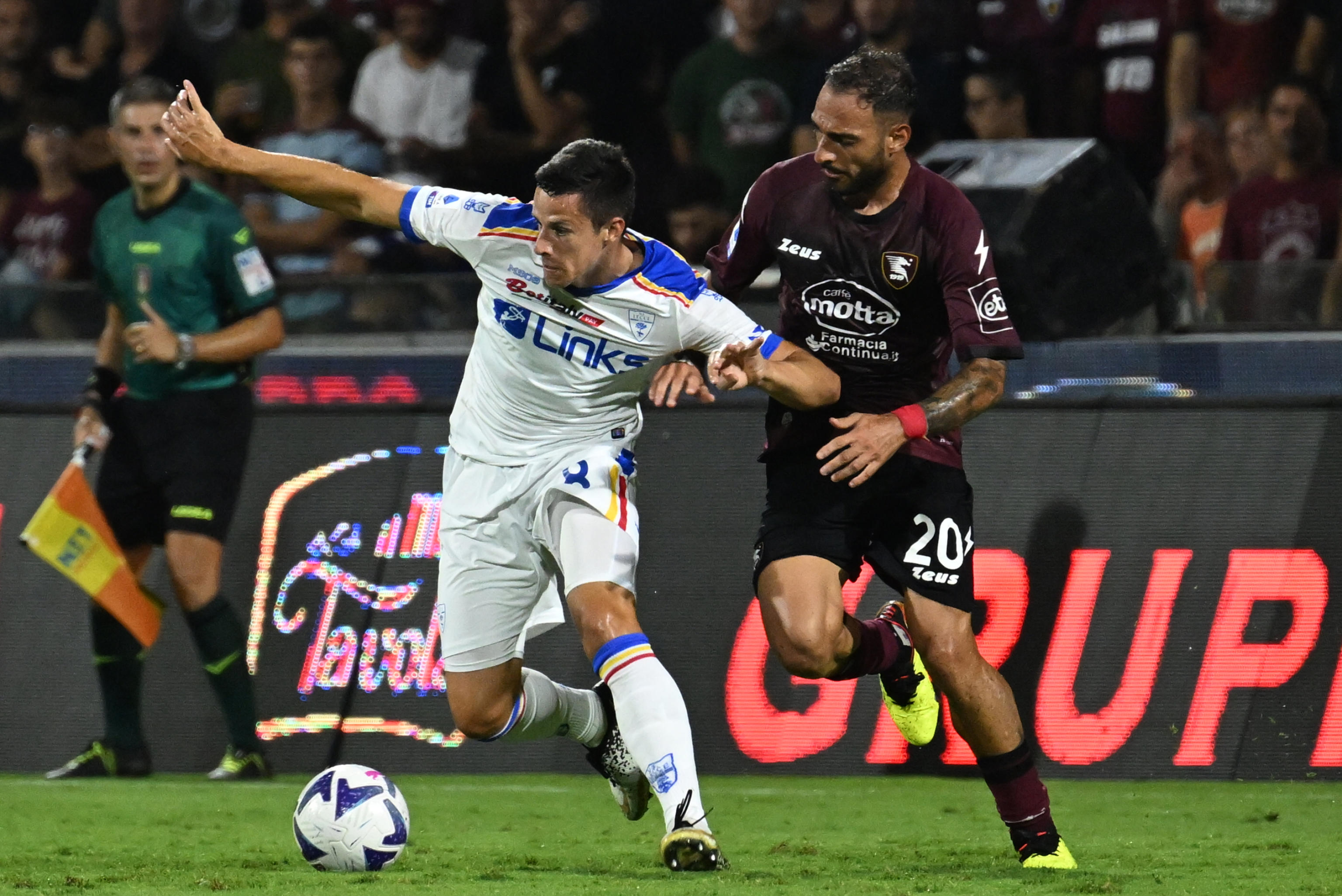 epa10188913 Lecce's Kristijan Bistrovic (L) and Salernitana's Grigoris Kostanos (R) in action during the Italian Serie A soccer match between US Salernitana and US Lecce in Salerno, Italy, 16 September 2022.  EPA-EFE/MASSIMO PICA
