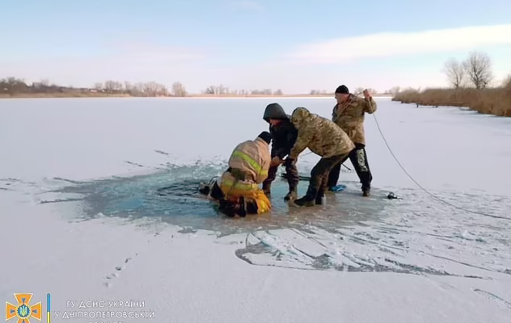 Led, kupanje u zaleđena voda, rus Foto: Ukraine rescuers/east2west news