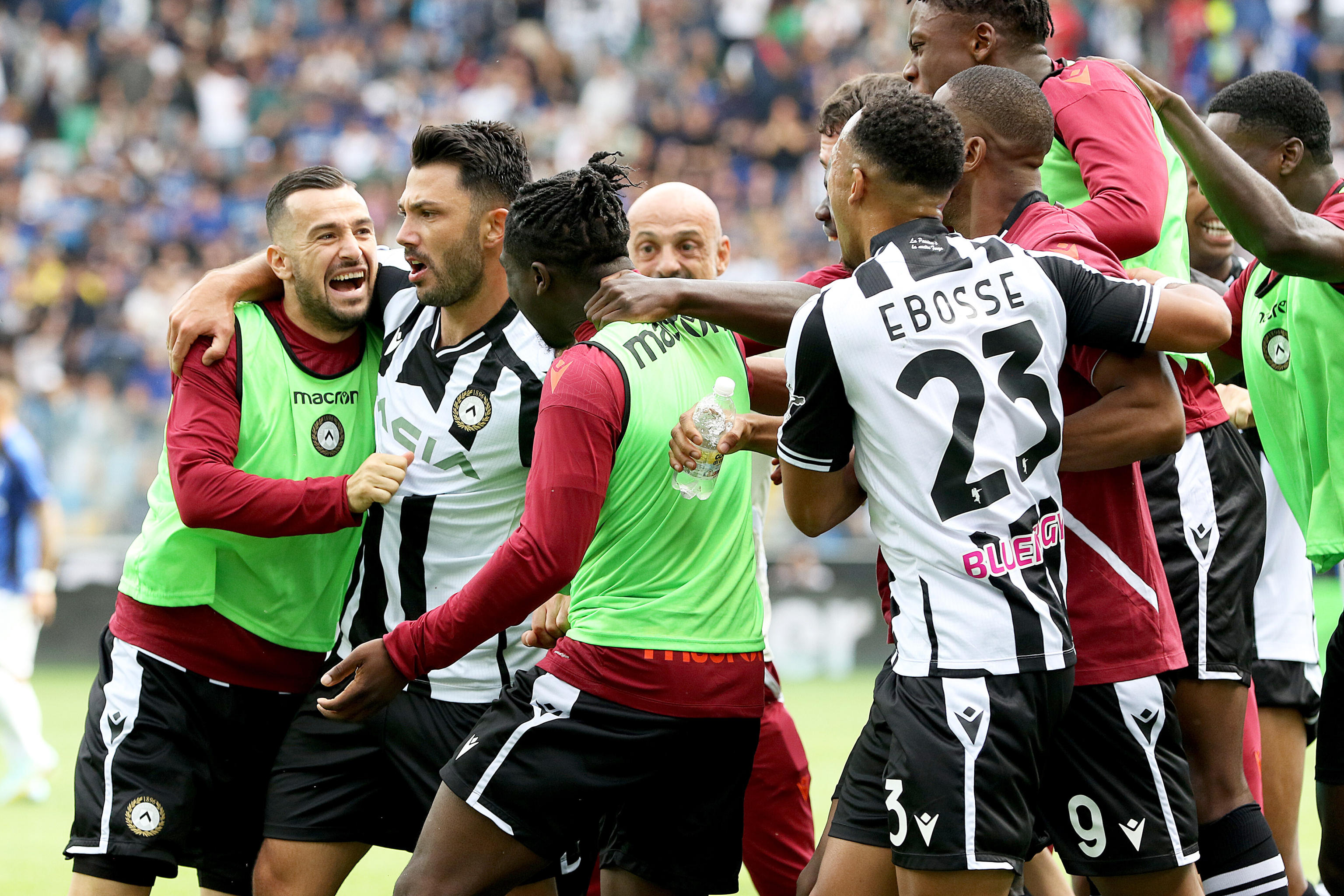 epa10191455 Udinese's Tolgay Arslan (2-L) celebrates with teammates after scoring the 3-1 lead during the Italian Serie A soccer match between Udinese Calcio and Inter Milan in Udine, Italy, 18 September 2022.  EPA-EFE/GABRIELE MENIS