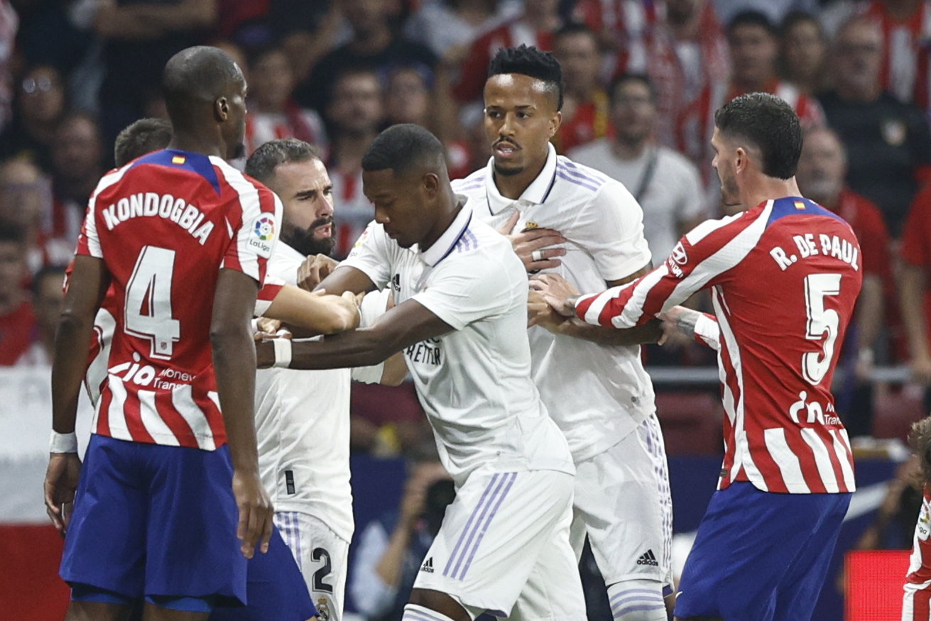 epa10192315 Players scuffle during the Spanish LaLiga soccer match between Atletico Madrid and Real Madrid at Metropolitano stadium in Madrid, Spain, 18 September 2022.  EPA-EFE/Rodrigo Jimenez