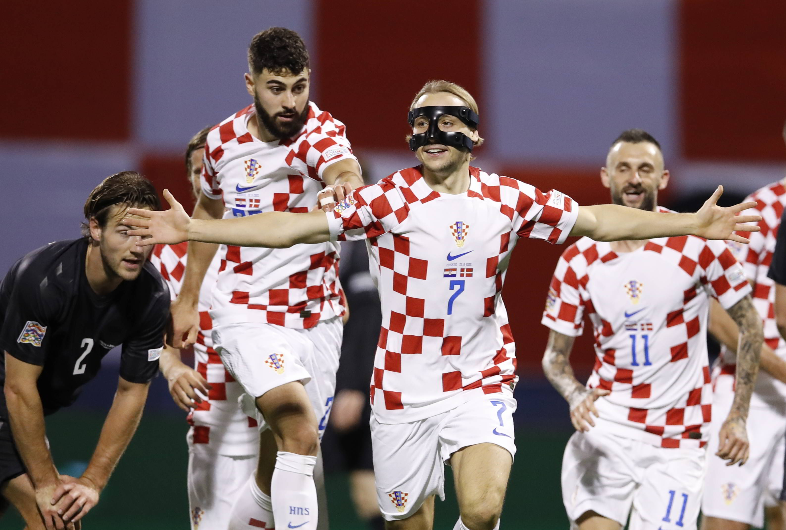 epa10200141 Lovro Majer (C) of Croatia celebrate after scoring the 2-1 goal during the UEFA Nations League soccer match between Croatia and Denmark in Zagreb, Croatia, 22 September 2022.  EPA-EFE/ANTONIO BAT