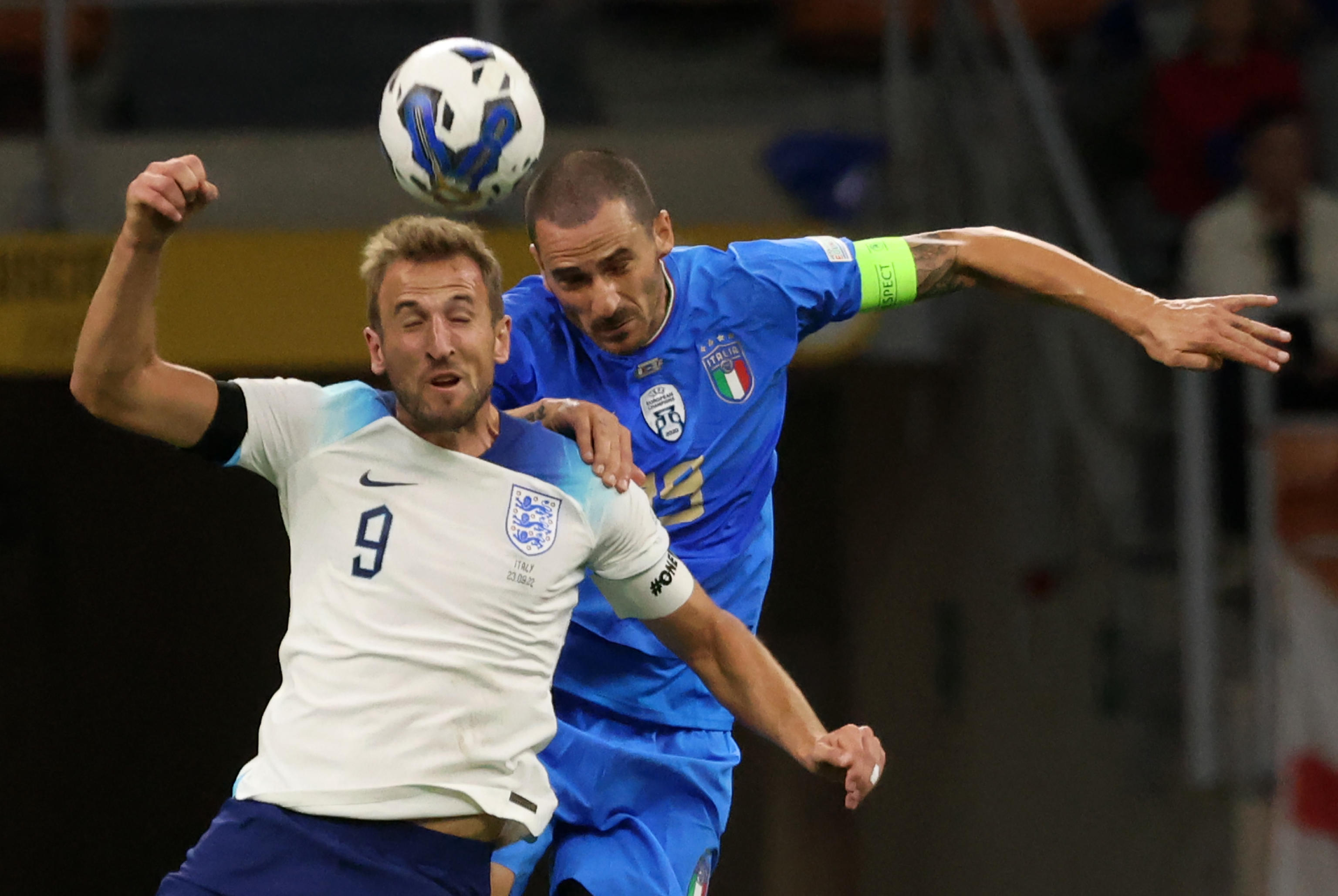 epa10202403 England's Harry Kane (L) in action against Italy's Leonardo Bonucci (R) during the UEFA Nations League soccer match between Italy and England in Milan, Italy, 23 September 2022.  EPA-EFE/MATTEO BAZZI