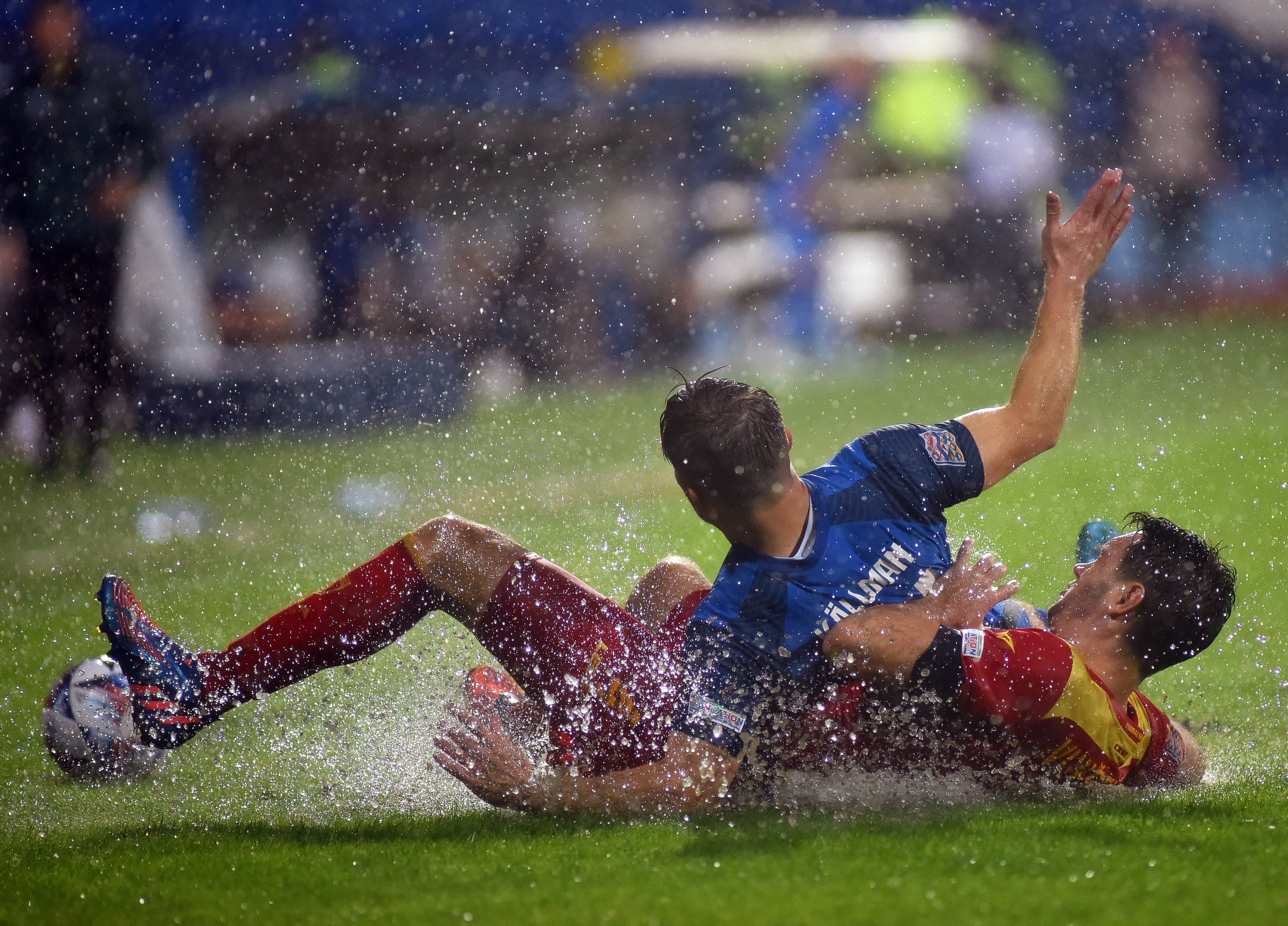 epaselect epa10208213 Finland's Benjamin Kallman (L) in action against Montenegro's Nikola Vukcevic (R) during the UEFA Nations League soccer match between Montenegro and Finland in Podgorica, Montenegro, 26 September 2022.  EPA-EFE/BORIS PEJOVIC
