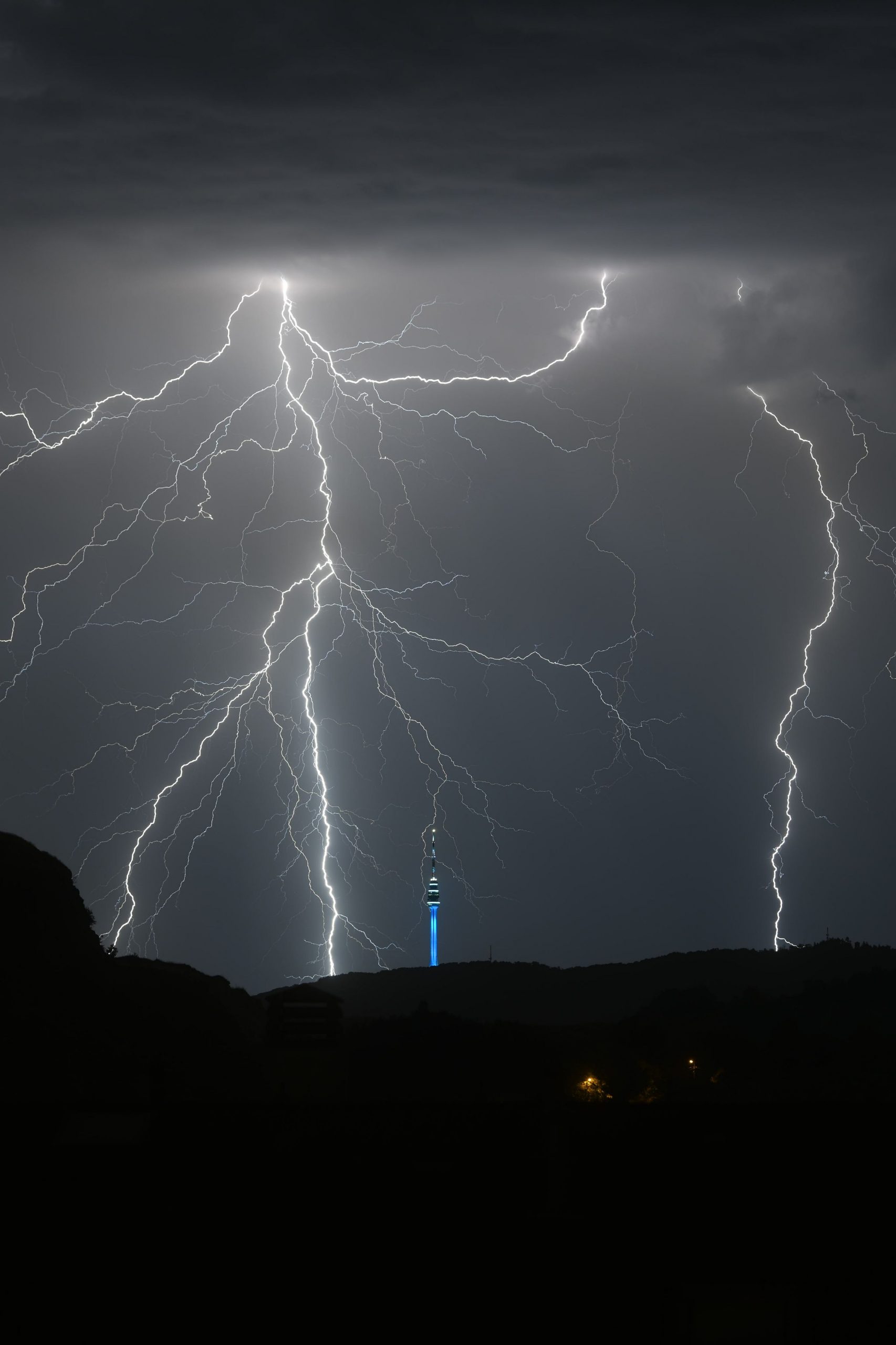 Beograd 27-28.05.2022 Avala toranj, avalski toranj, nevreme, grmljavina, munje, loše vreme