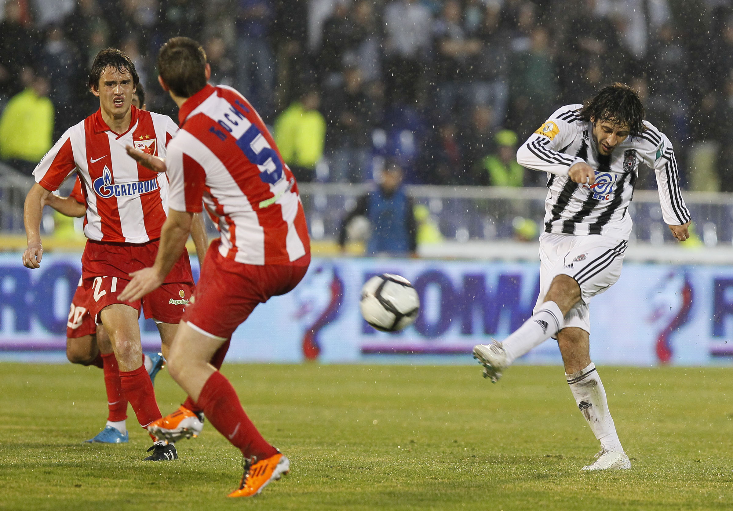 Fudbal, Kup Srbije, sezona 2010/11.Partizan Vs. Crvena Zvezda, derby.Stefan Babovic, right and Uros Cosic and Srdjan Mijailovic, left.Jagodina, 17.03.2011..foto: Srdjan Stevanovic/Starsportphoto ©
