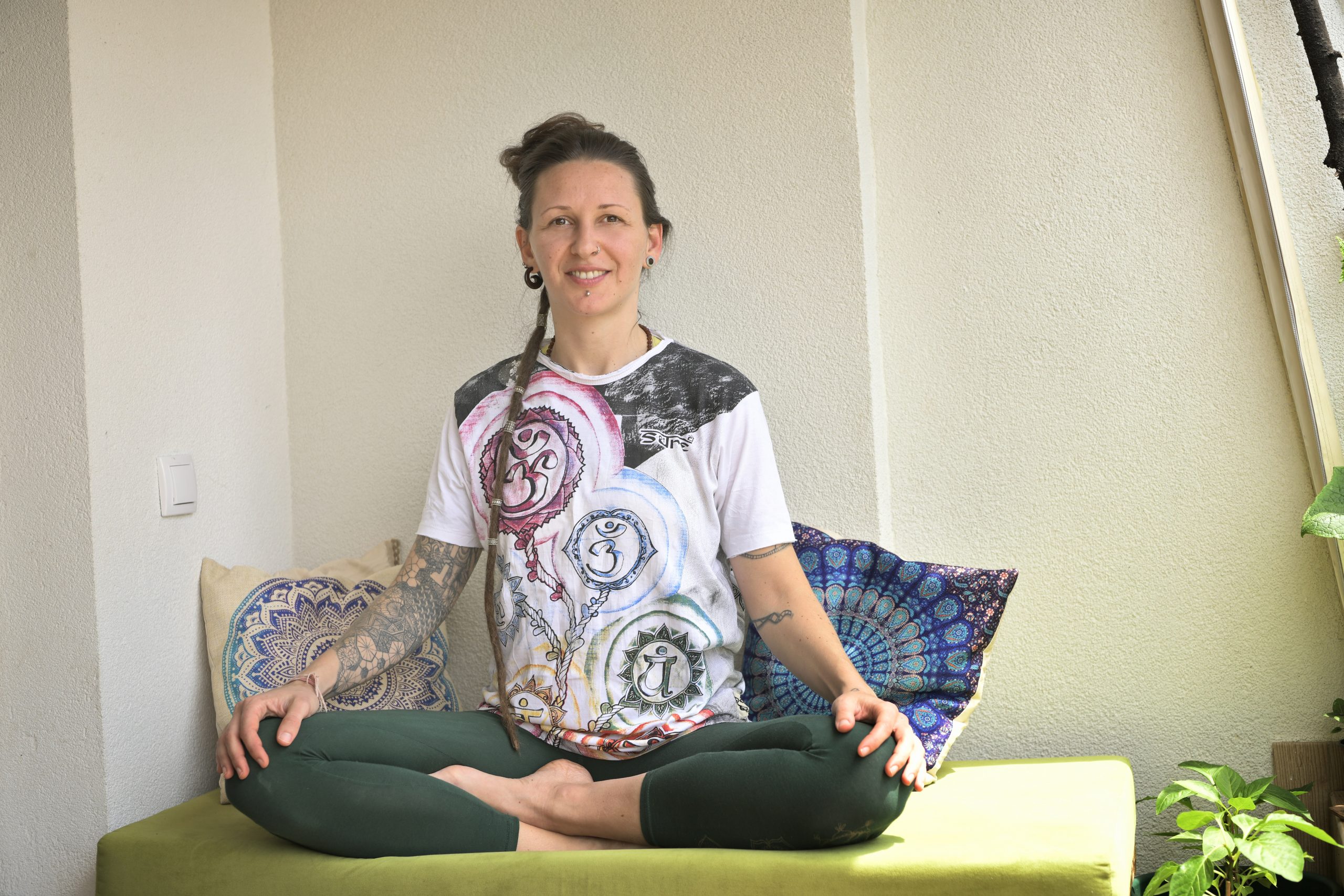 beograd 11.06.2020 učiteljica joge, Maja Vujošević , joga vezbe na poslu, za bol u ledjima  Foto: Zoran Lončarević/Nova.rs