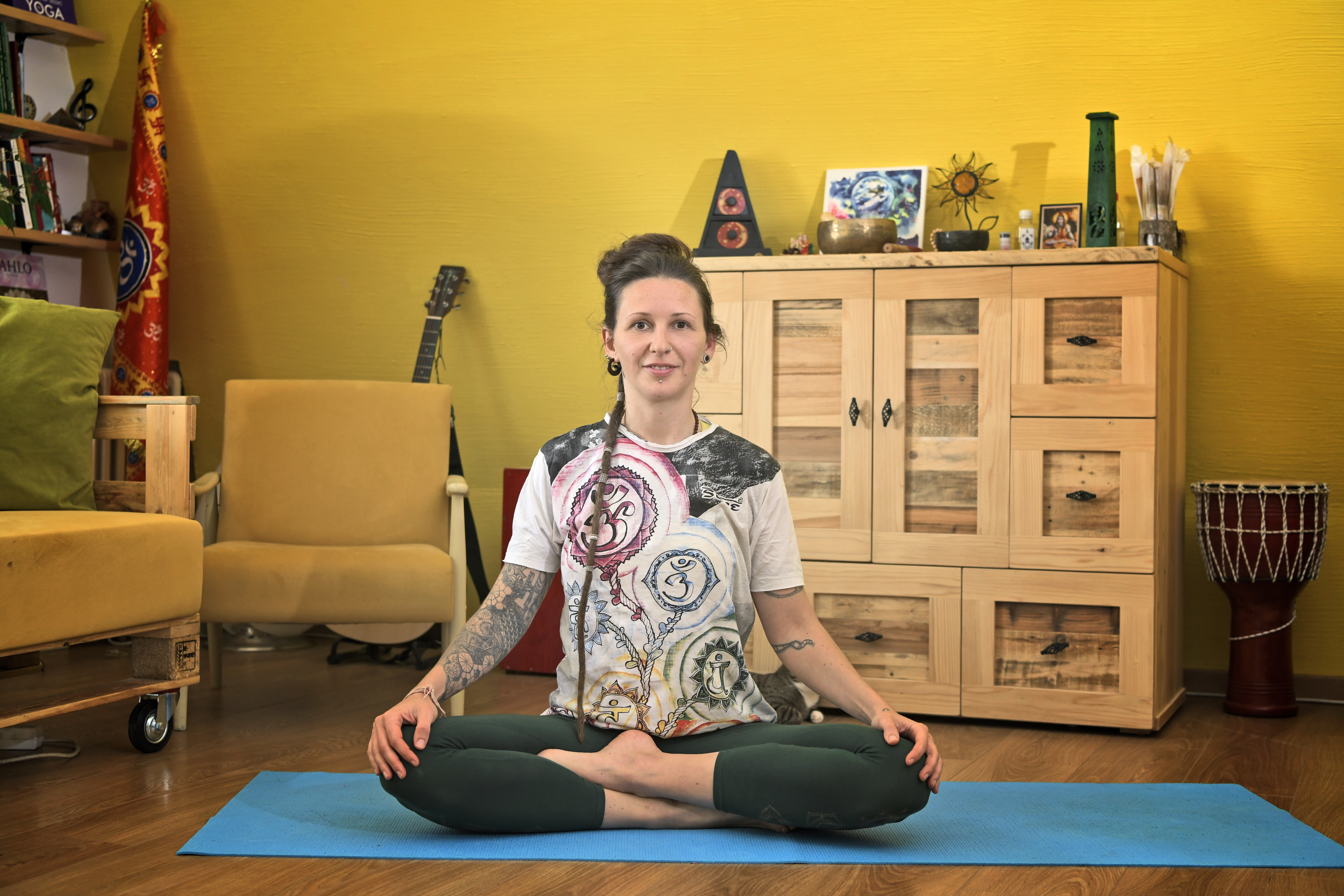 beograd 11.06.2020 učiteljica joge, Maja Vujošević , joga vezbe na poslu, za bol u ledjima  Foto: Zoran Lončarević/Nova.rs