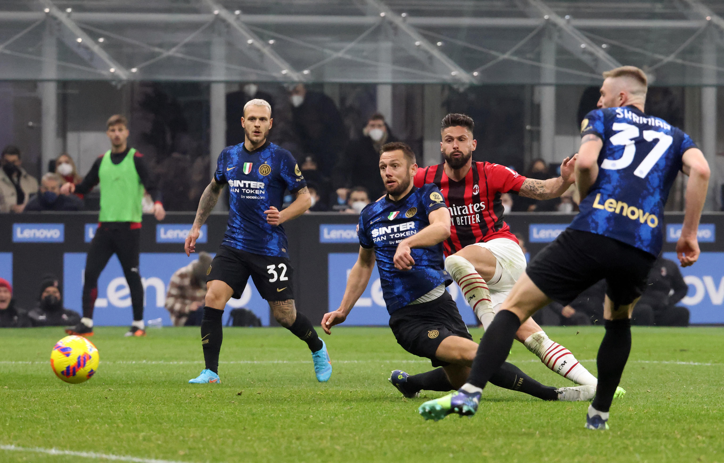 epa09730584 AC Milan's Olivier Giroud (2-R) scores during the Italian Serie A soccer match between FC Inter and AC Milan at Giuseppe Meazza stadium in Milan, Italy, 05 February 2022.  EPA-EFE/MATTEO BAZZI