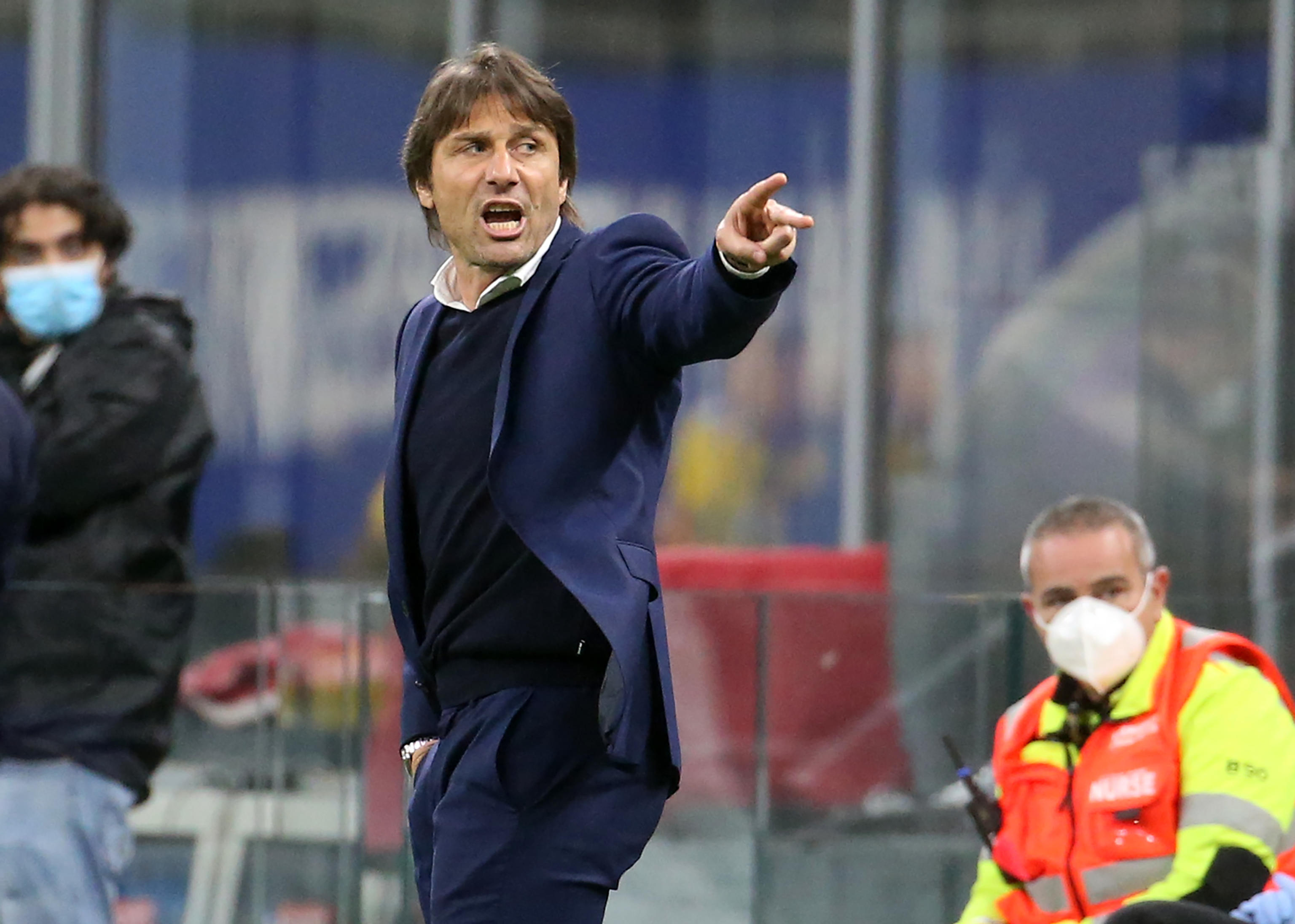 epa09195267 Inter Milan?s coach Antonio Conte reacts to Lautaro Martinez during the Italian serie A soccer match between FC Inter and As Roma at Giuseppe Meazza stadium in Milan, Italy, 12 May 2021.  EPA-EFE/MATTEO BAZZI