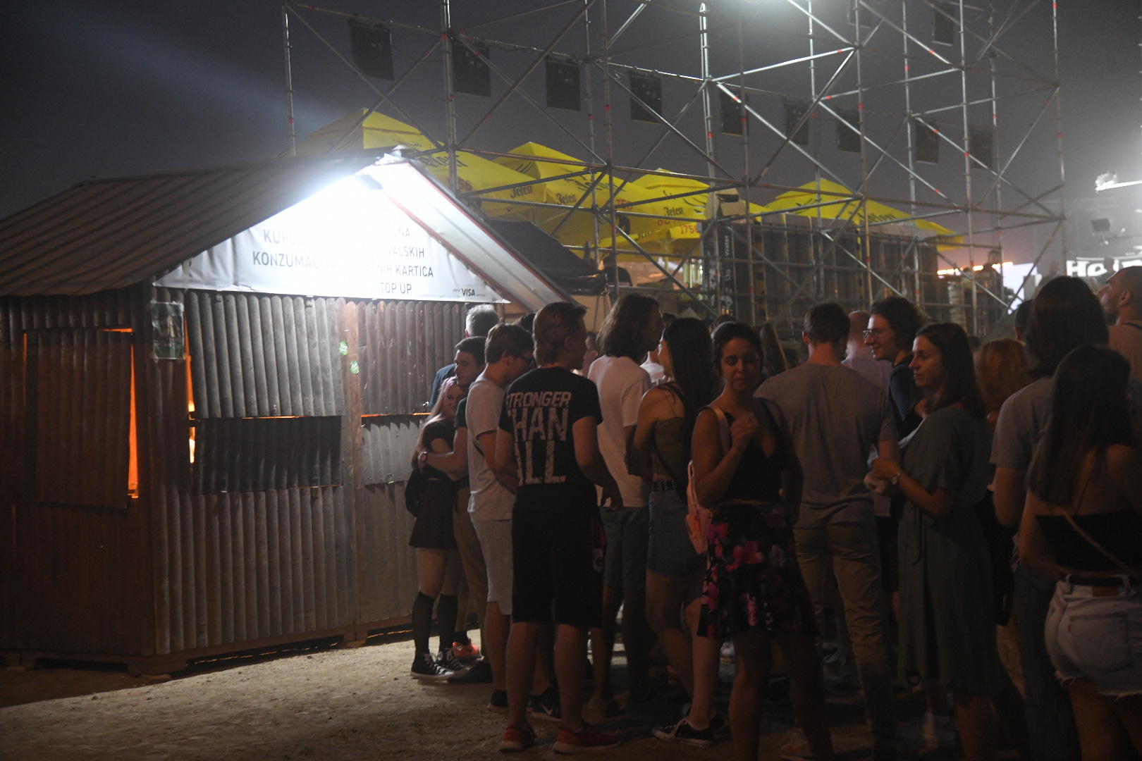 Beograd 18. avgust 2022. Prvo vece Beogradskog Bir festa na Uscu, Belgrade Beer Fest 2021, Muzički festival Belgrade Beer fest 2022 zatvorena prodajna mesta,kupovina konzumacija, dopuna festivalskih kartica, uolata tolena   Foto:Nemanja Jovanović/Nova.rs