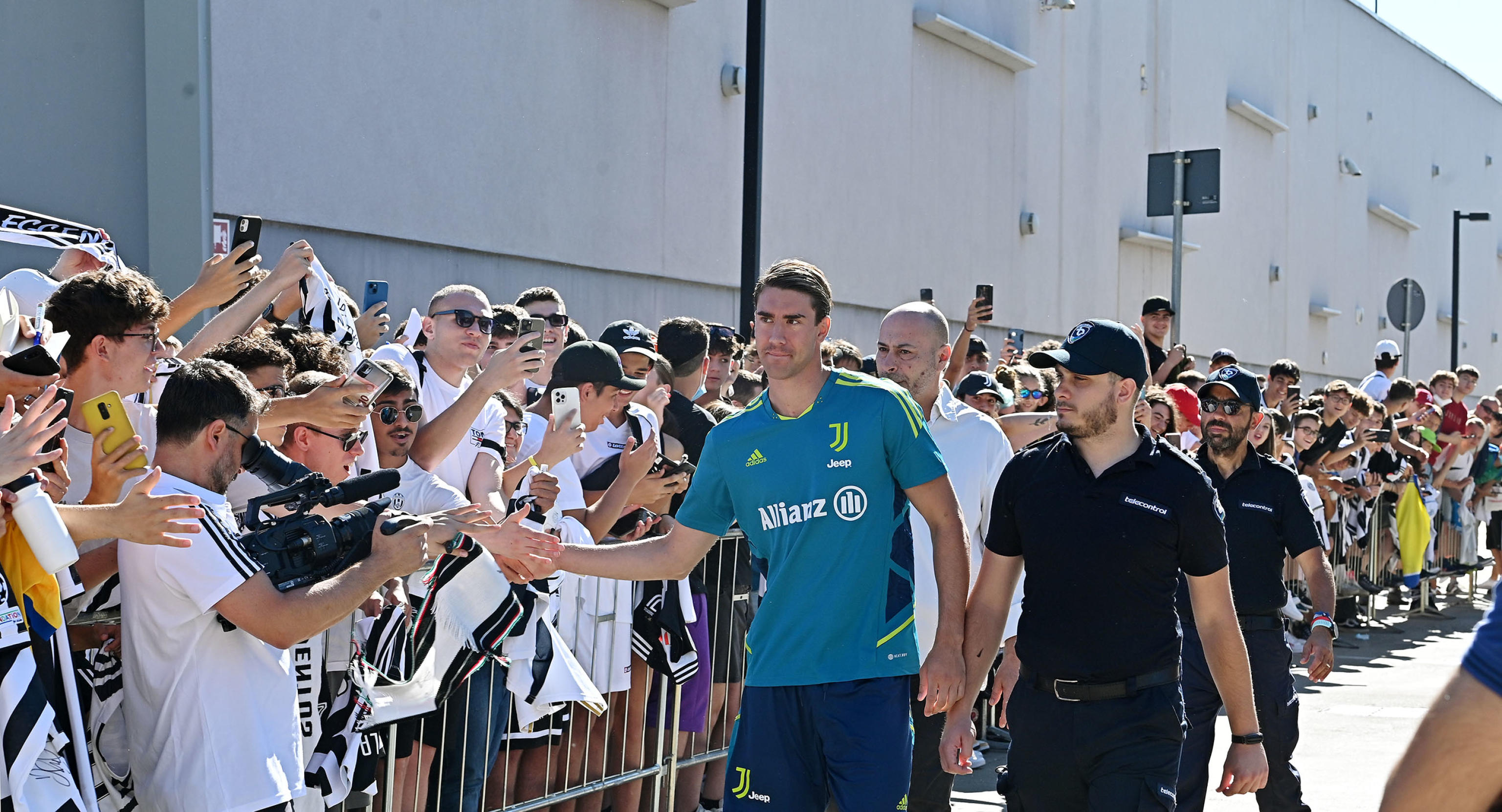 epa10058640 Serbian forward Dusan Vlahovic (C) arrives at Juventus Medical Center in Turin, Italy, 08 July 2022.  EPA-EFE/Alessandro Di Marco