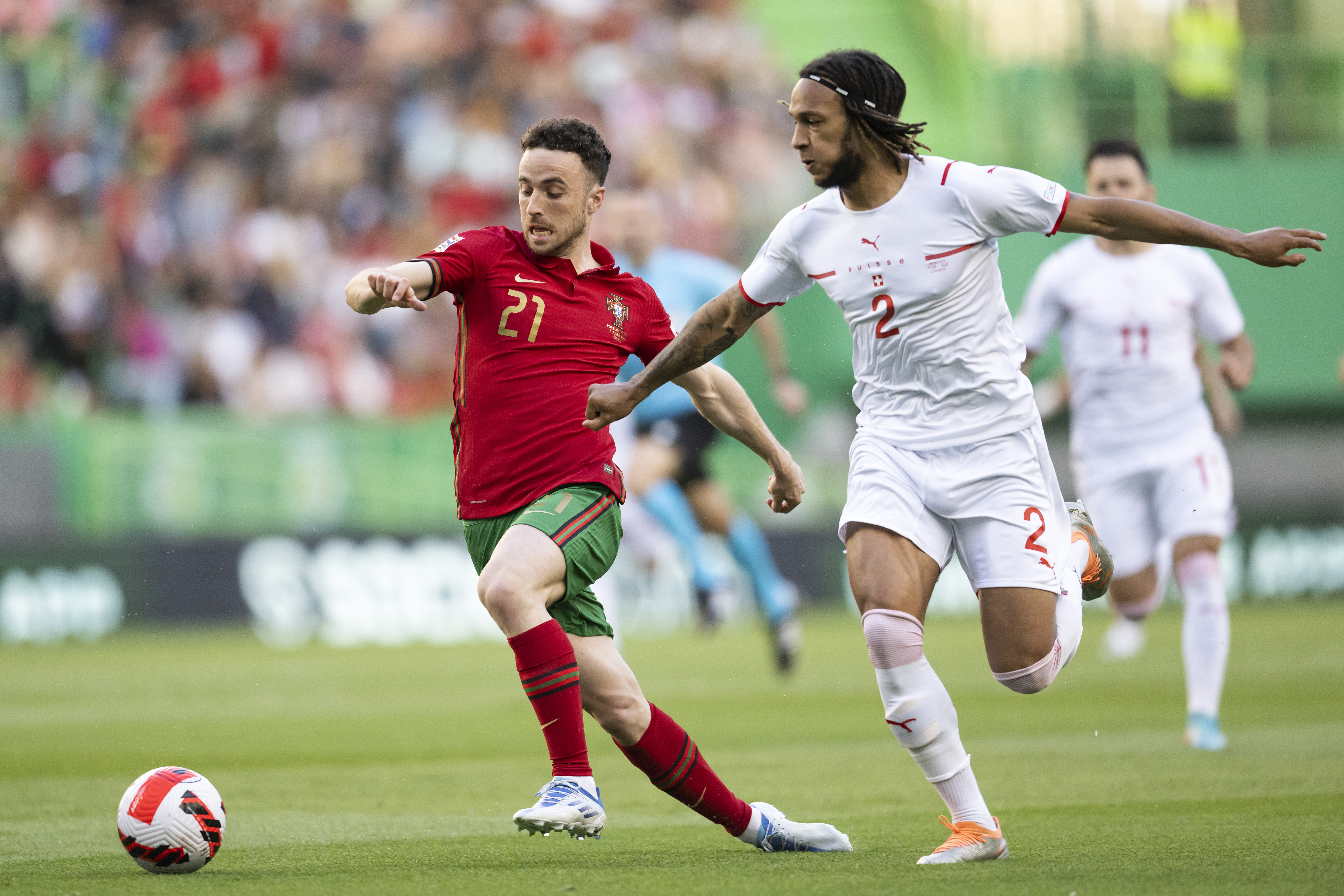 epa09997935 Portugal's Diogo Jota (L) in action against Switzerland's Kevin Mbabu (R) during the UEFA Nations League soccer match between Portugal and Switzerland in Lisbon, Portugal, 05 June 2022.  EPA-EFE/LAURENT GILLIERON