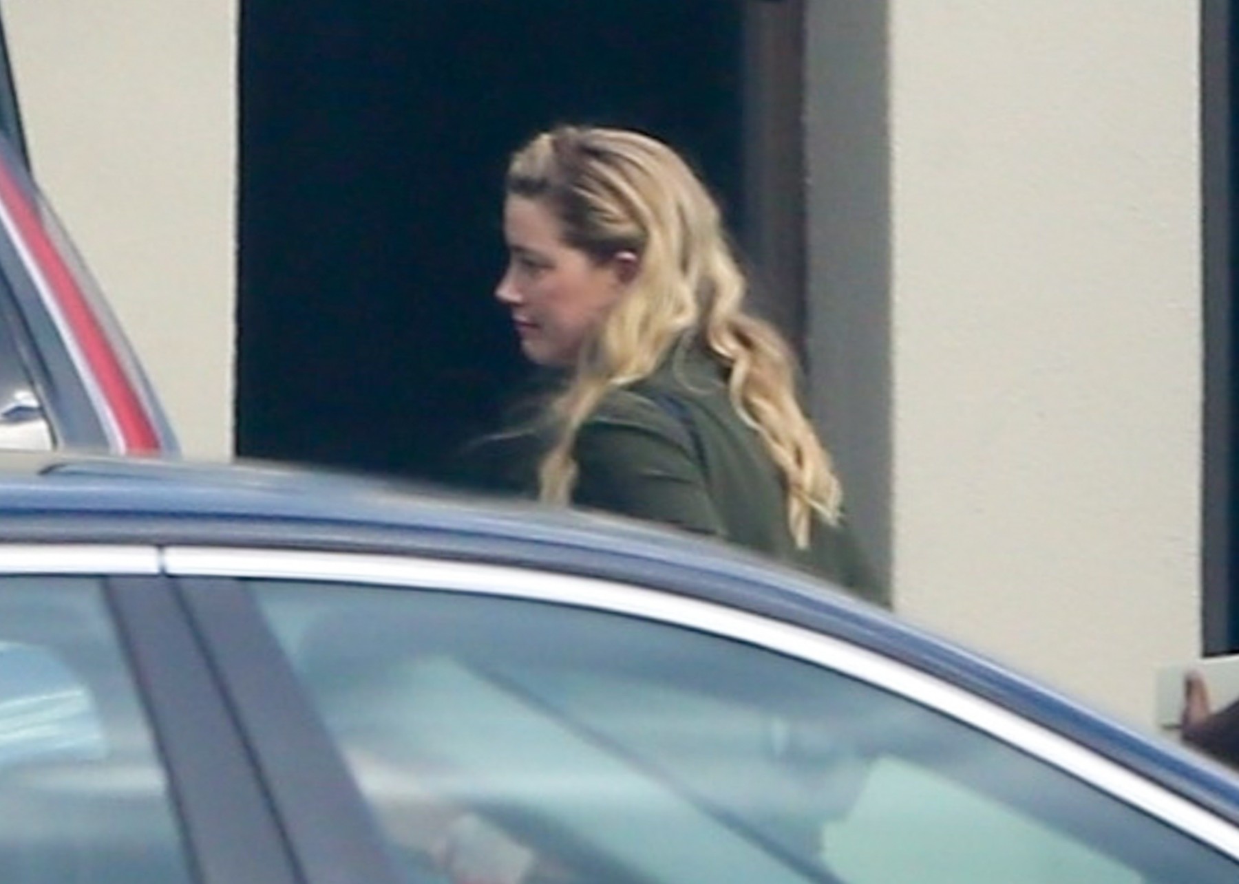 *PREMIUM-EXCLUSIVE* Amber Heard arrives at Teterboro Airport to fly back to VA as she is seen for the first time since losing her defamation case to Johnny Depp.