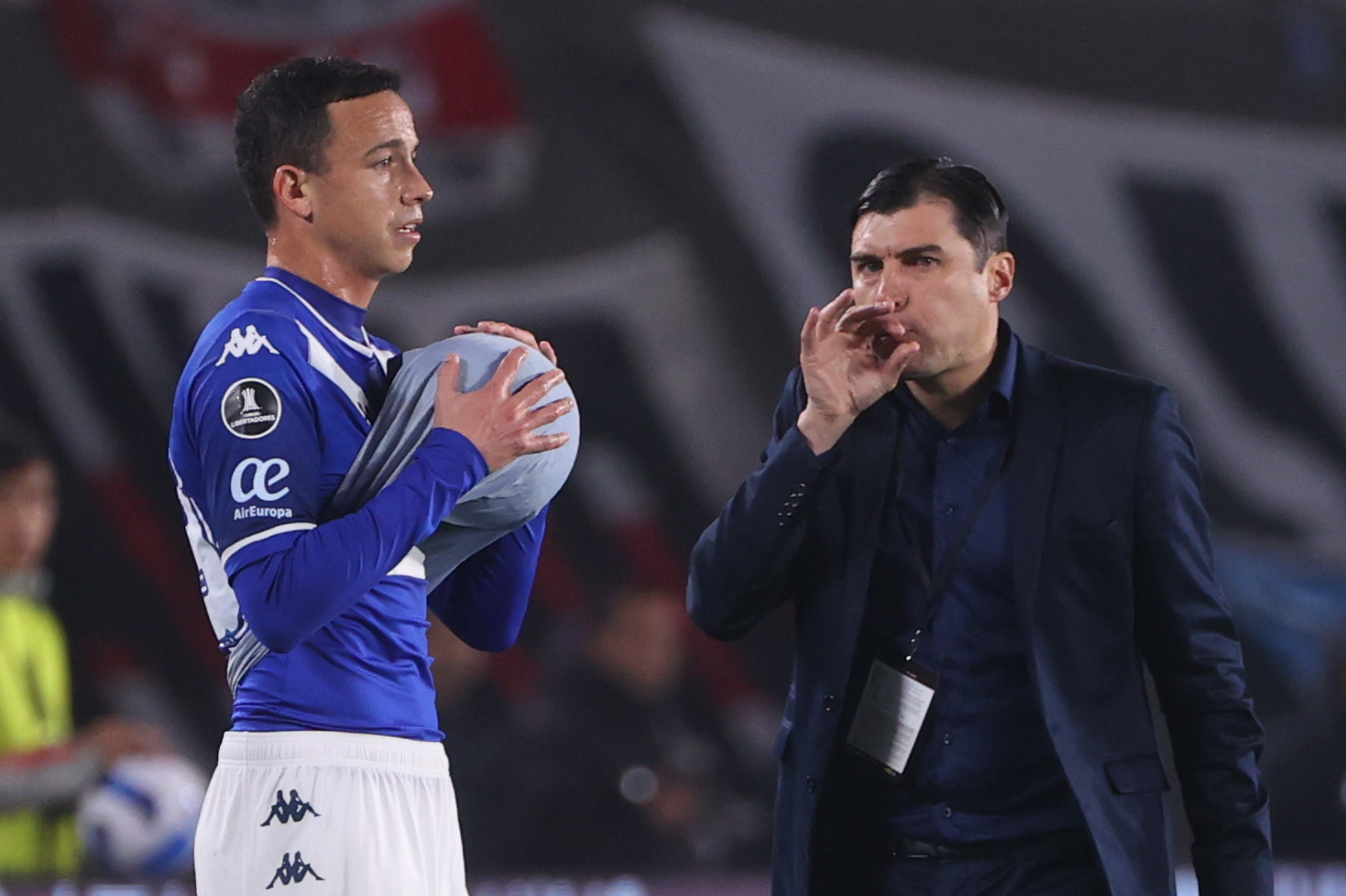 epa10056250 Alexander Medina (R), technical director of Velez reacts, during a Copa Libertadores soccer match between River Plate and Velez, at Monumental stadium, in Buenos Aires, Argentina, 06 July 2022.  EPA-EFE/Juan Ignacio Roncoroni