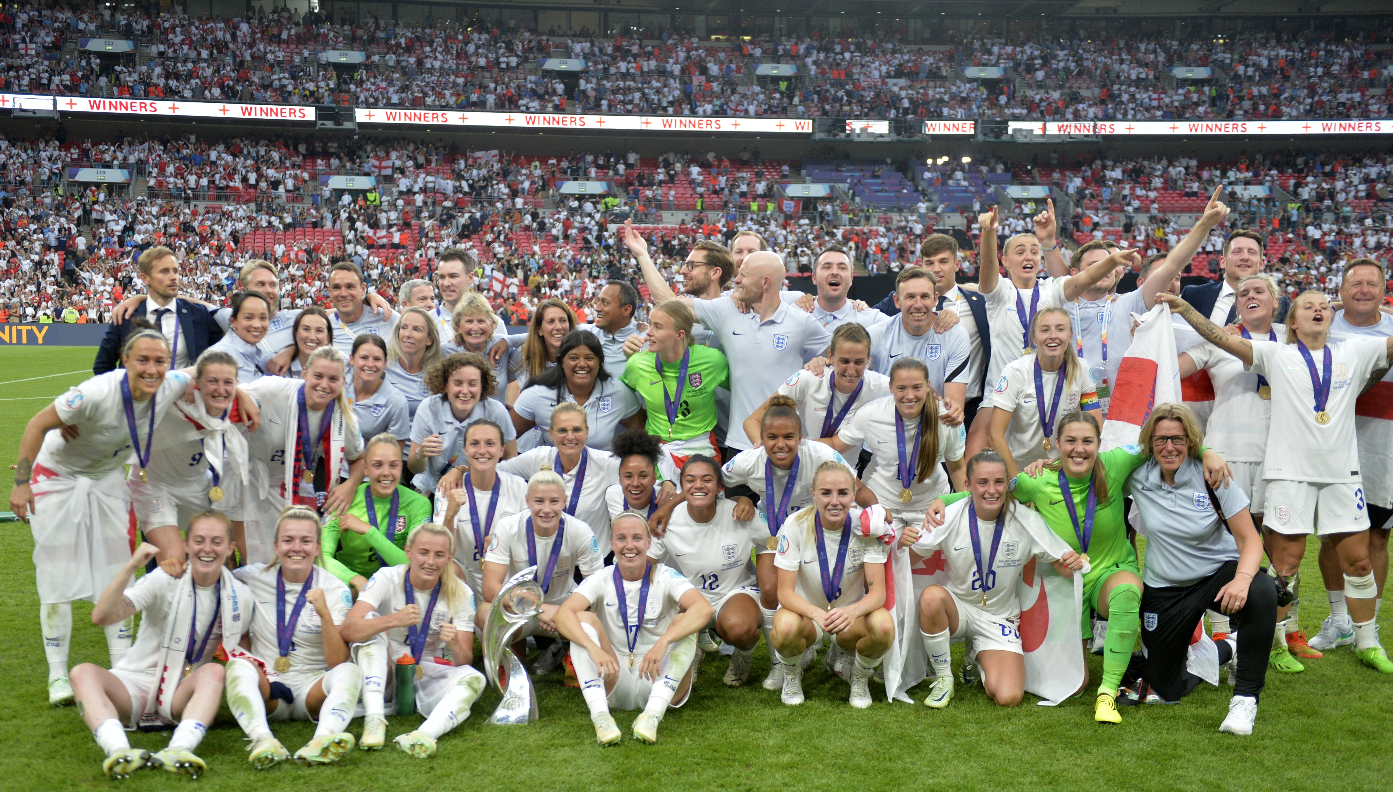epa10100790 Players of England celebrate after the UEFA Women's EURO 2022 final between England and Germany at Wembley in London, Britain, 31 July 2022.  EPA-EFE/Neil Hall