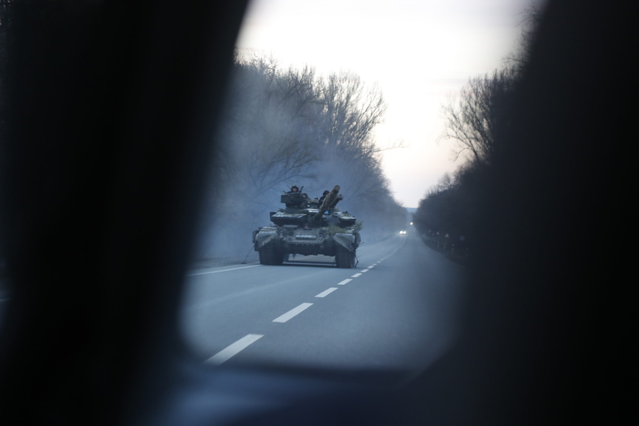 epaselect epa09783621 A Ukrainian tank moves near town of Kharkiv east of Ukraine 24 February 2022 (issued 25 February2022). Russian troops entered Ukraine on 24 February prompting the country's president to declare martial law.  EPA-EFE/ZURAB KURTSIKIDZE