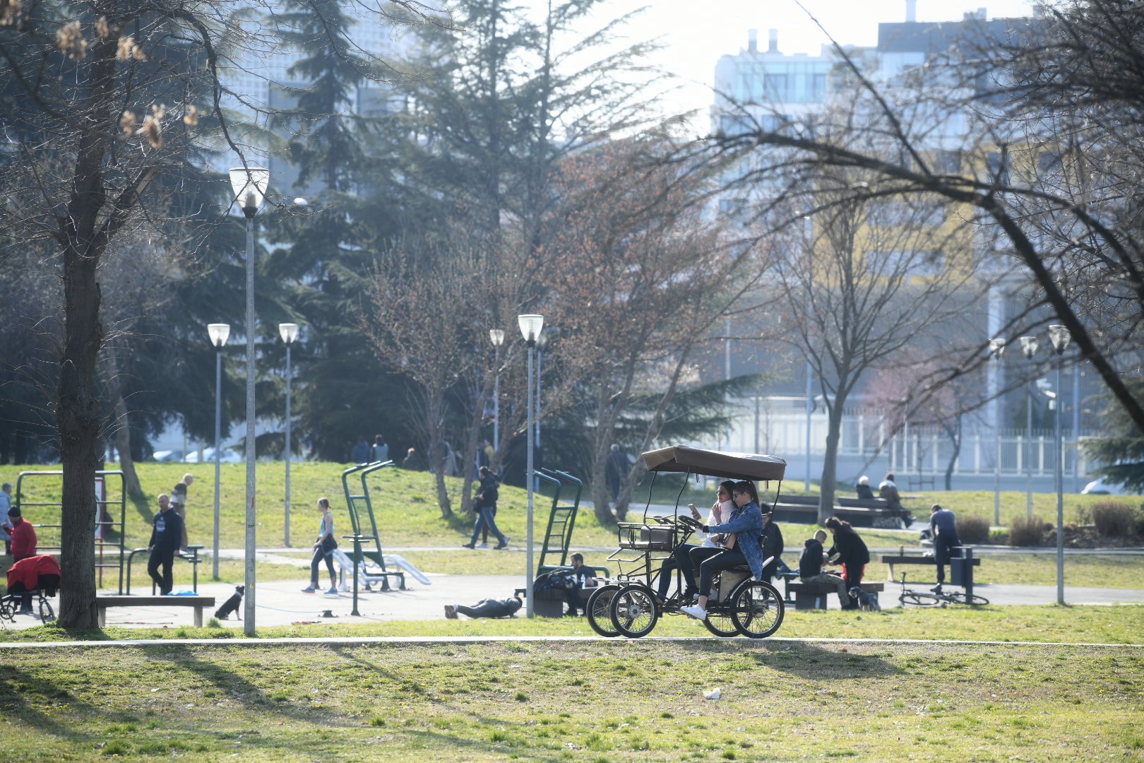 Beograd 20.03.2022. Proleće, kej, Novi Beograd, devojke, lepo vreme, sunčan dan Foto: Vesna Lalić/Nova.rs
