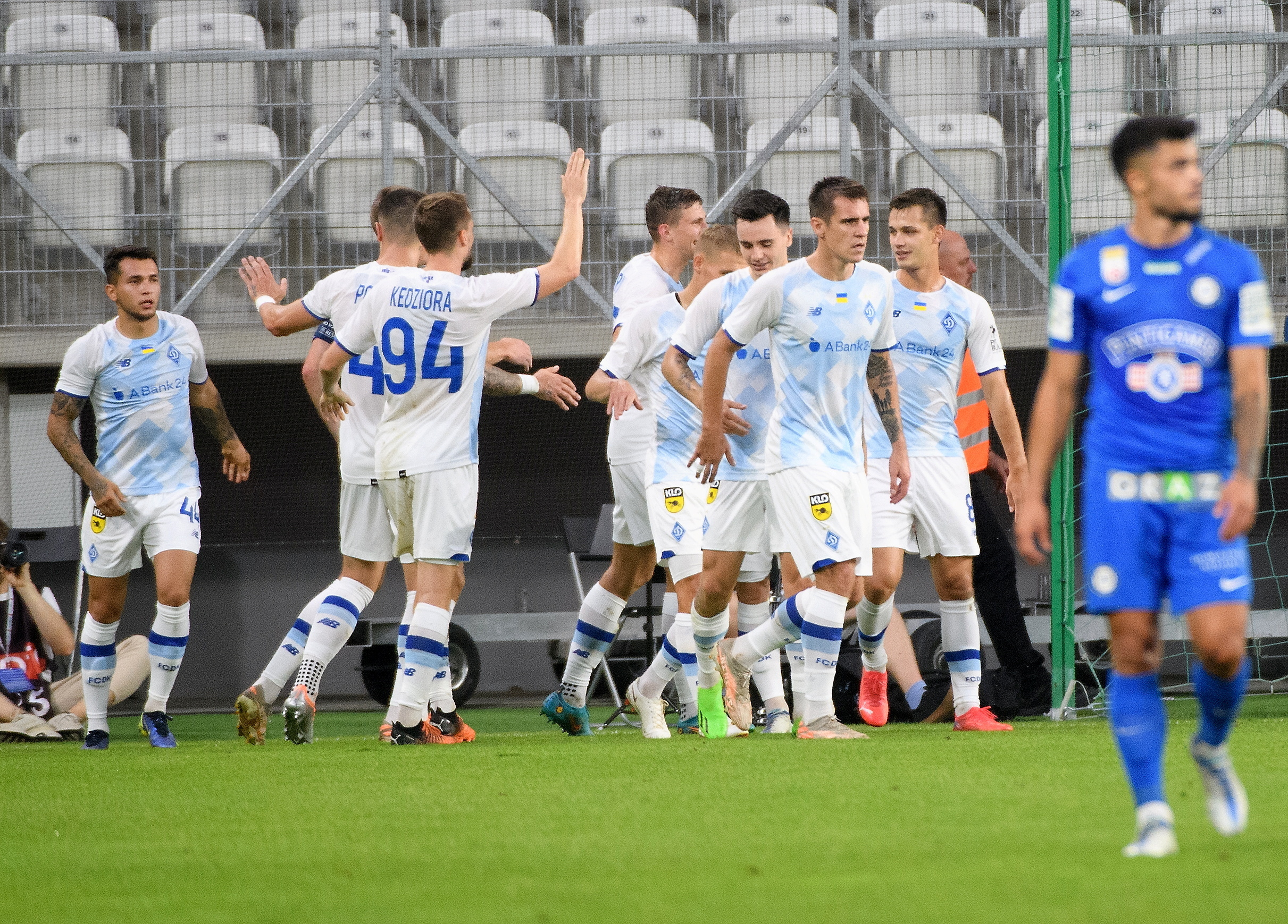epa10104650 Players of Dynamo Kyiv celebrate their 1-0 lead during the UEFA Champions League third qualifying round, first leg soccer match between Dynamo Kyiv and Sturm Graz in Lodz, Poland, 03 August 2022.  EPA-EFE/Grzegorz Michalowski POLAND OUT