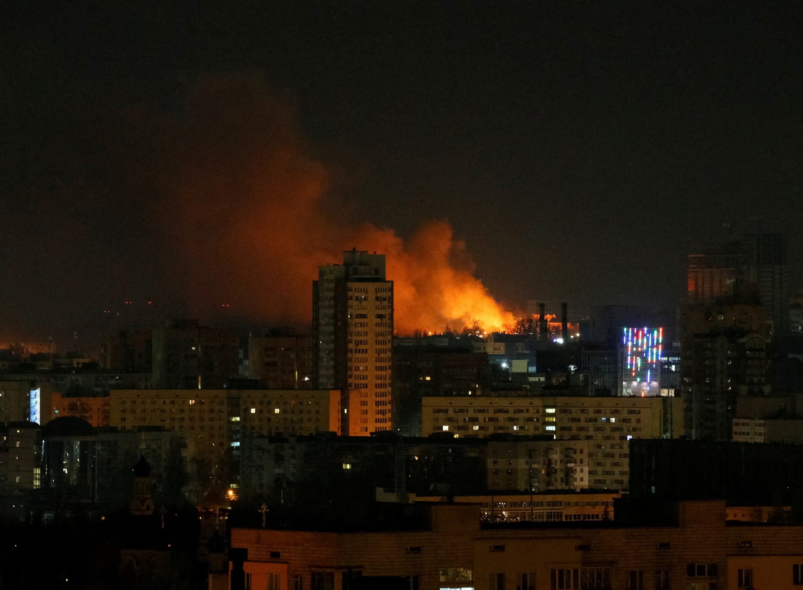 Smoke and flames rise over during the shelling near Kyiv, as Russia continues its invasion of Ukraine February 26, 2022. REUTERS/Gleb Garanich     TPX IMAGES OF THE DAY