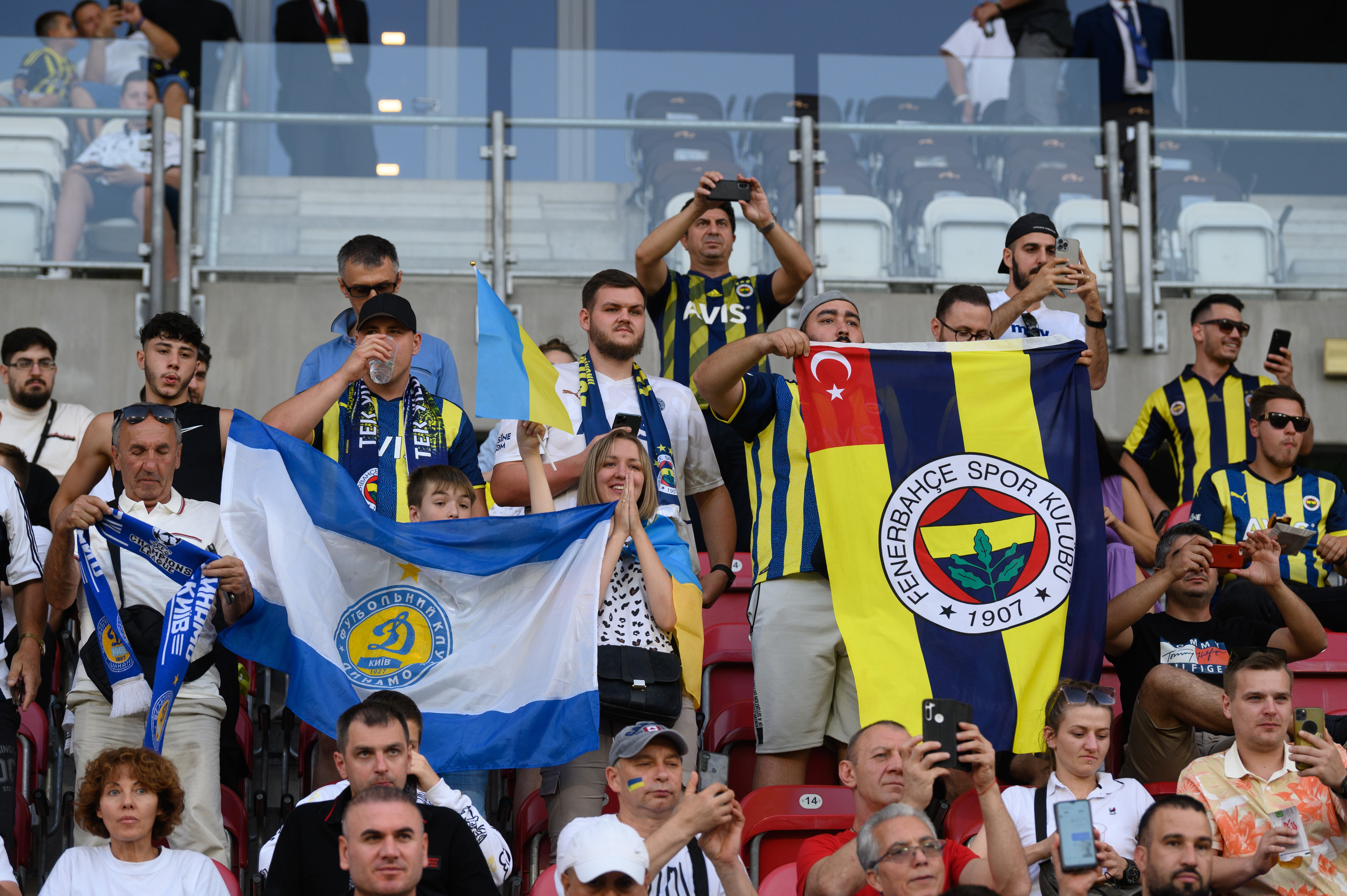 epa10082787 Supporters of Fenerbahce SK cheer ahead of the UEFA Champions League qualifier first leg match between Dynamo Kyiv and Fenerbahce SK in Lodz, Poland, 20 July 2022.  EPA-EFE/Grzegorz Michalowski POLAND OUT