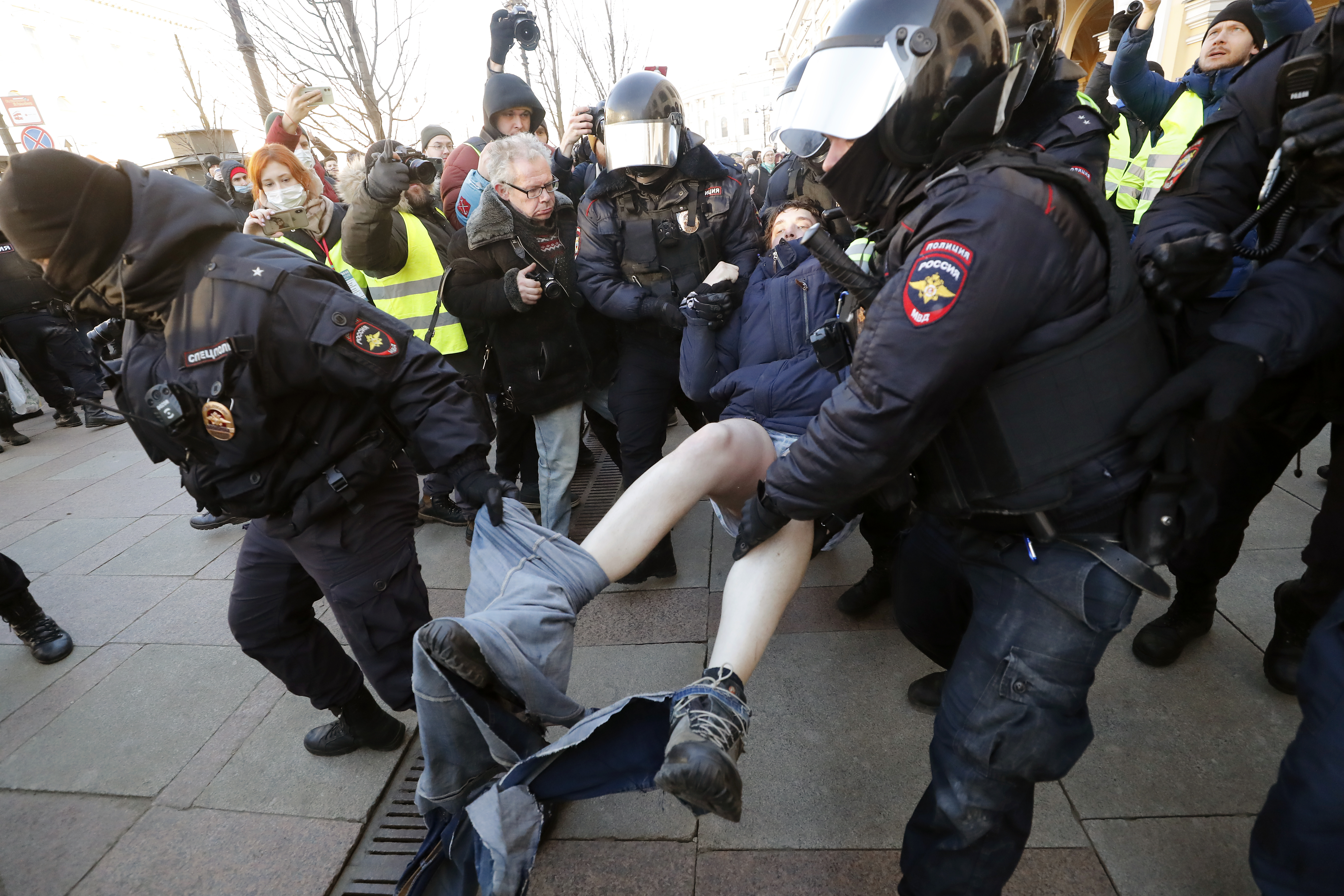 Rusija protest policija hapsenje Russian police detain protestors during rally against Russian invasion of Ukraine
