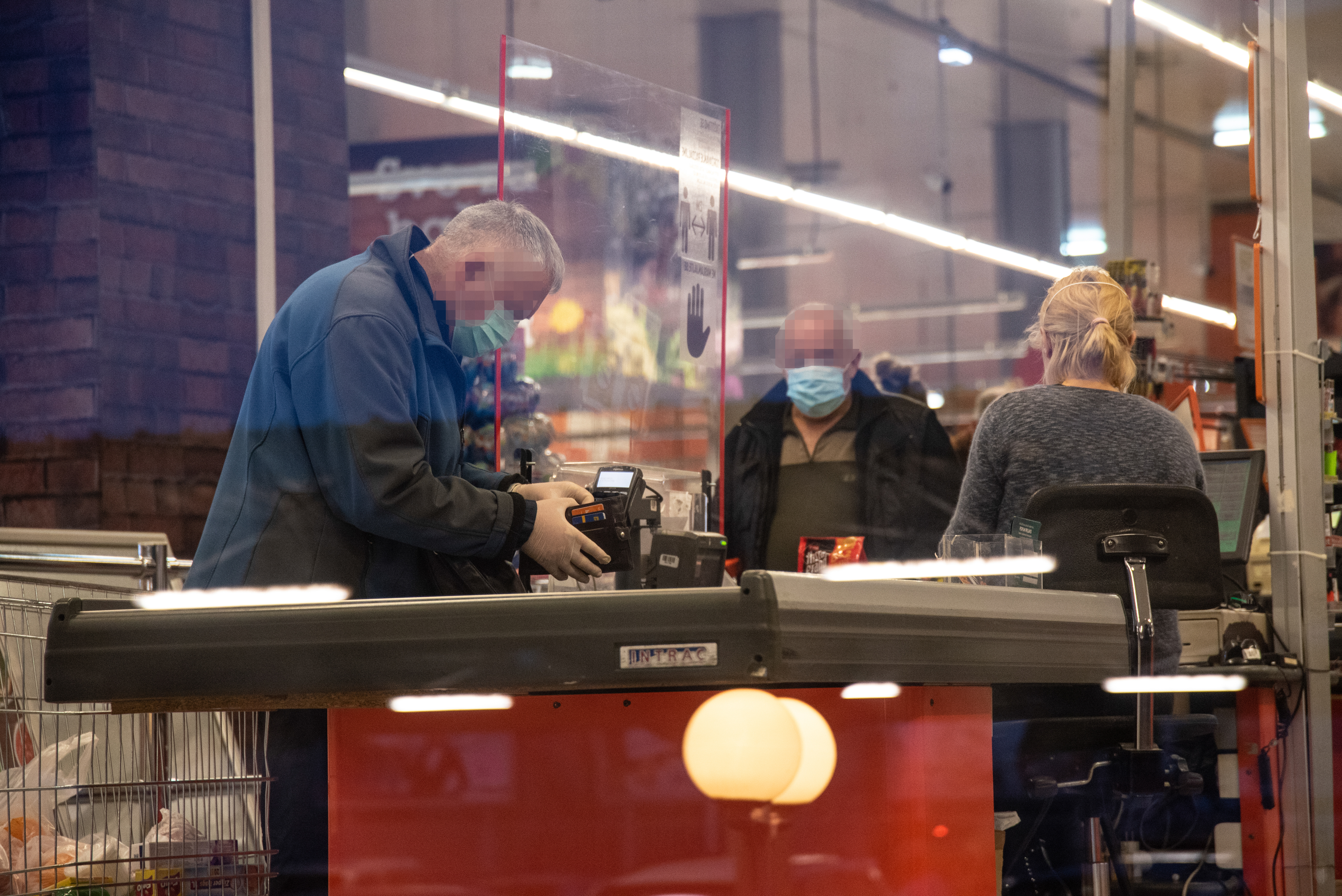 Beograd 04.04.2020. Penzioneri u redu ispred samoposluge, dan, jutro za penzionere. Vanrednos stanje, uvedena 24. časovna zabrana kretanja, penzioner, prodavnica, samoposluga, samousluga, red, koronavirus Foto: Dragan Mujan/Nova.rs