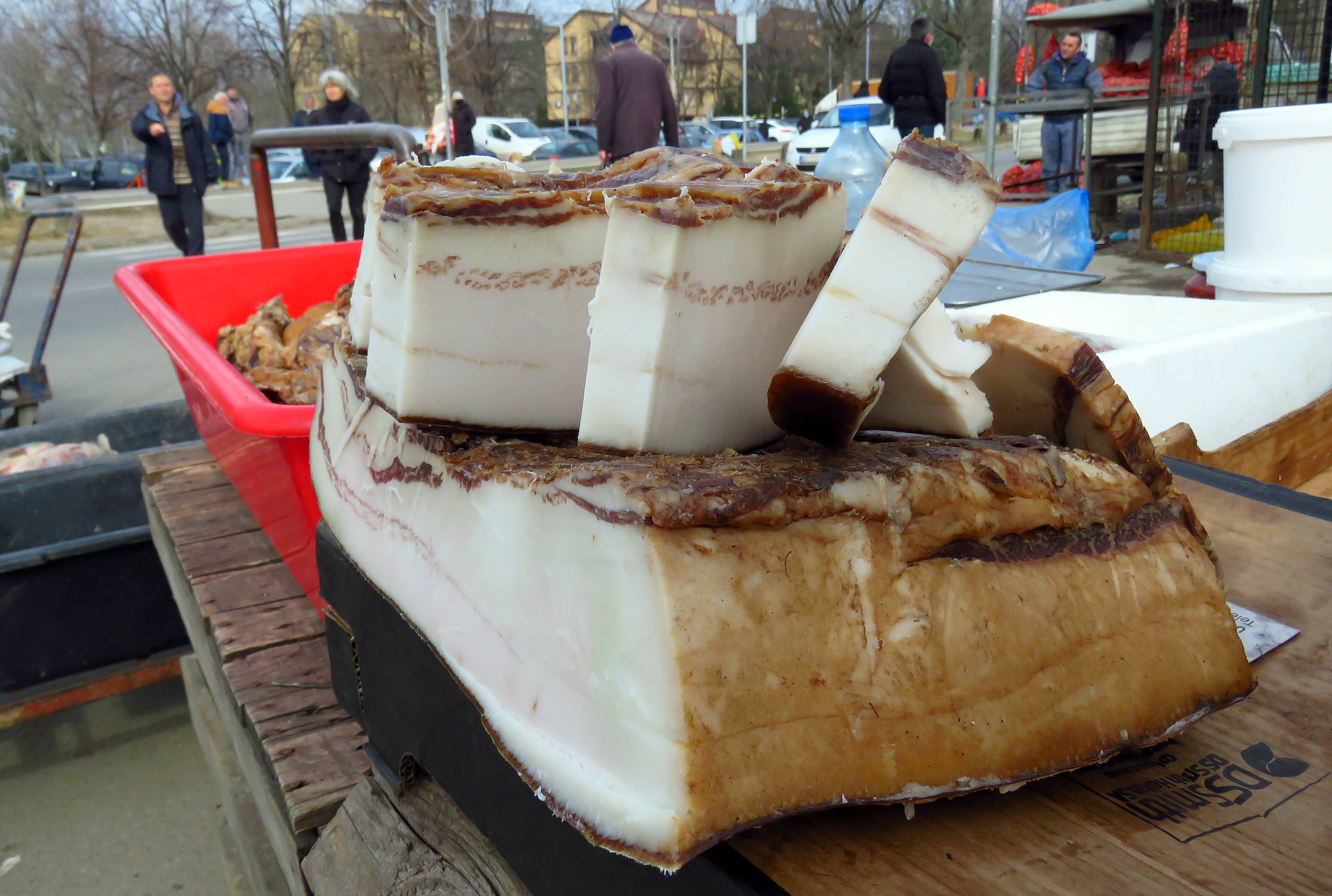 Beograd, 17.02.2021. - Slanina od svinje mangulice prodaje se po ceni od 1.300 dinara za kilogram na improvizovanoj tezgi na Vidikovcu. (BETAPHOTO/MILAN TIMOTIC/DS)
