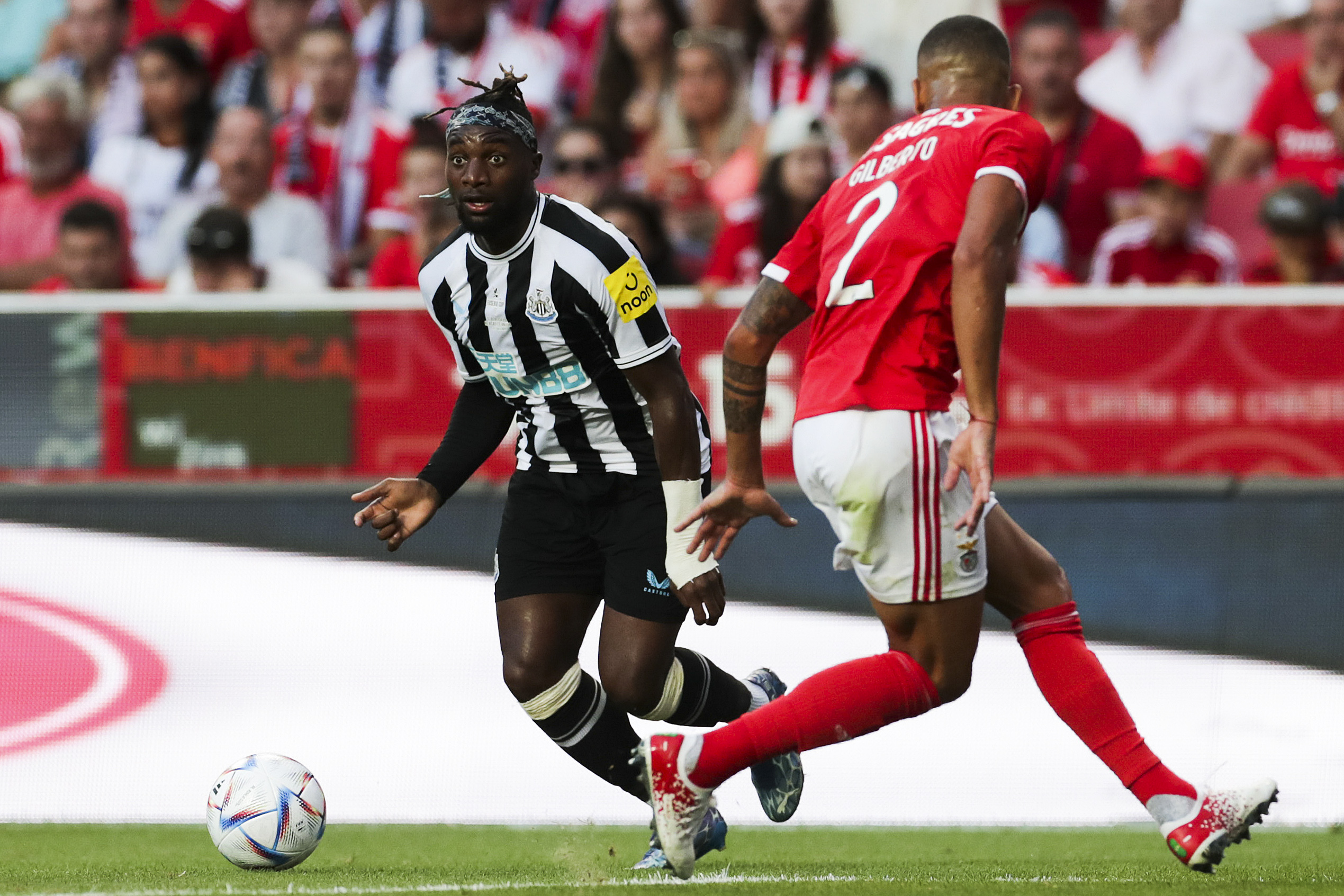 epa10092727 Newcastle player Allan Saint-Maximin (L) in action during the Eusebio Cup friendly soccer match between SL Benfica and Newcastle United held at Luz Stadium, in Lisbon, Portugal, 26 July 2022.  EPA-EFE/TIAGO PETINGA