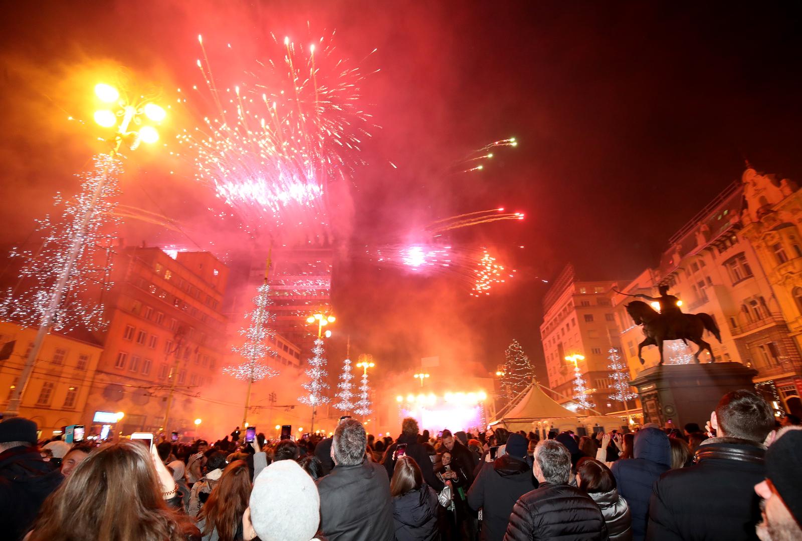 31.12.2021., Zagreb - Zagrepcani na Trgu docekali Novu godinu uz Psihomodopop i vatromet. Photo: Sanjin Strukic/PIXSELL
