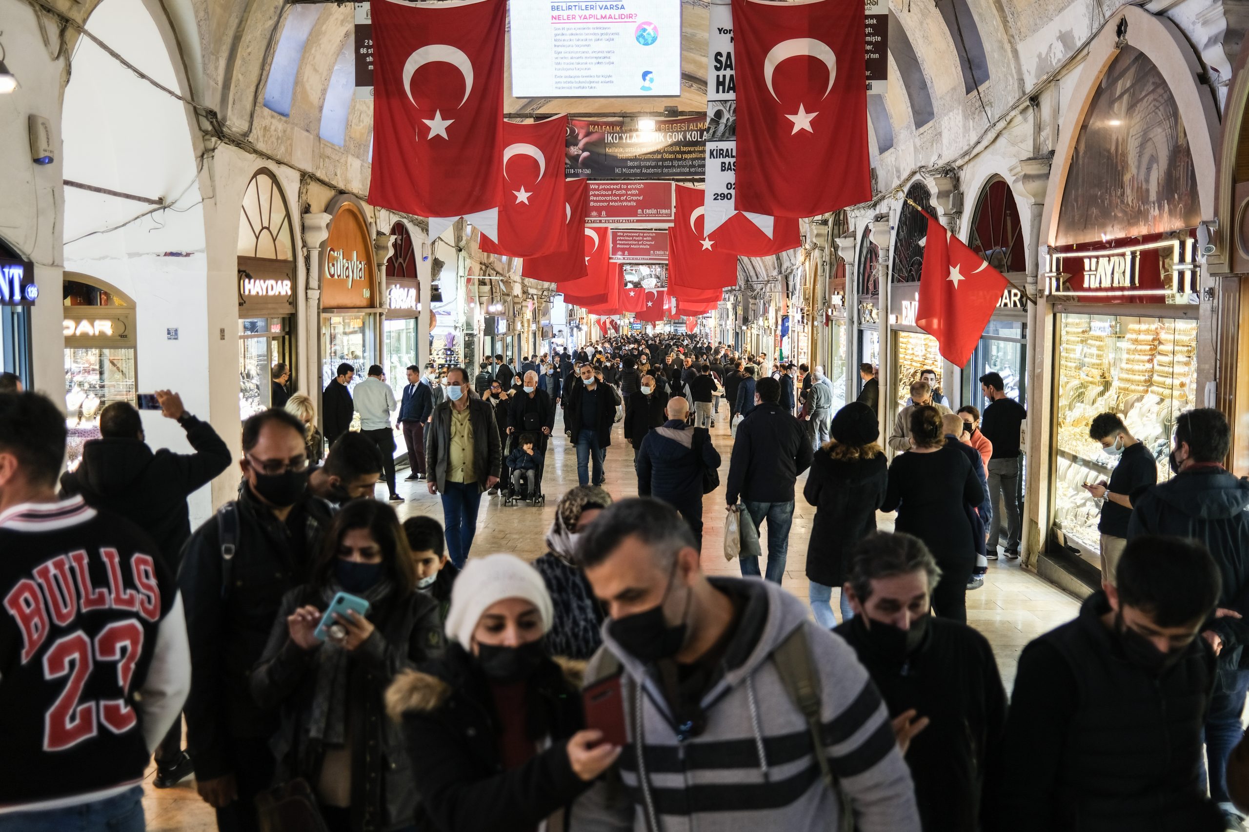epa09575889 People shop at the Grand Bazaar in Istanbul, Turkey, 11 November 2021. Turkish lira hits a new record low of 9.97 liras to the US Dollar.  EPA-EFE/SEDAT SUNA