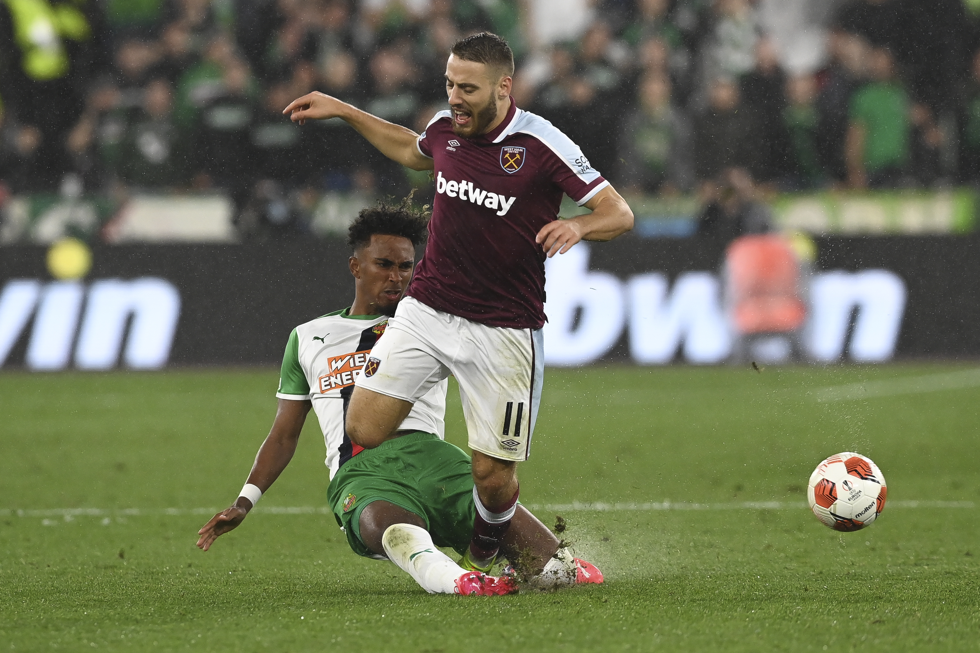 epa09498610 Rapid Vienna's Emanuel Aiwu (L) in action against West Ham's Nikola Vlasic (R) during the UEFA Europa League group H soccer match between West Ham United and Rapid Vienna in London, Britain, 30 September 2021.  EPA-EFE/NEIL HALL