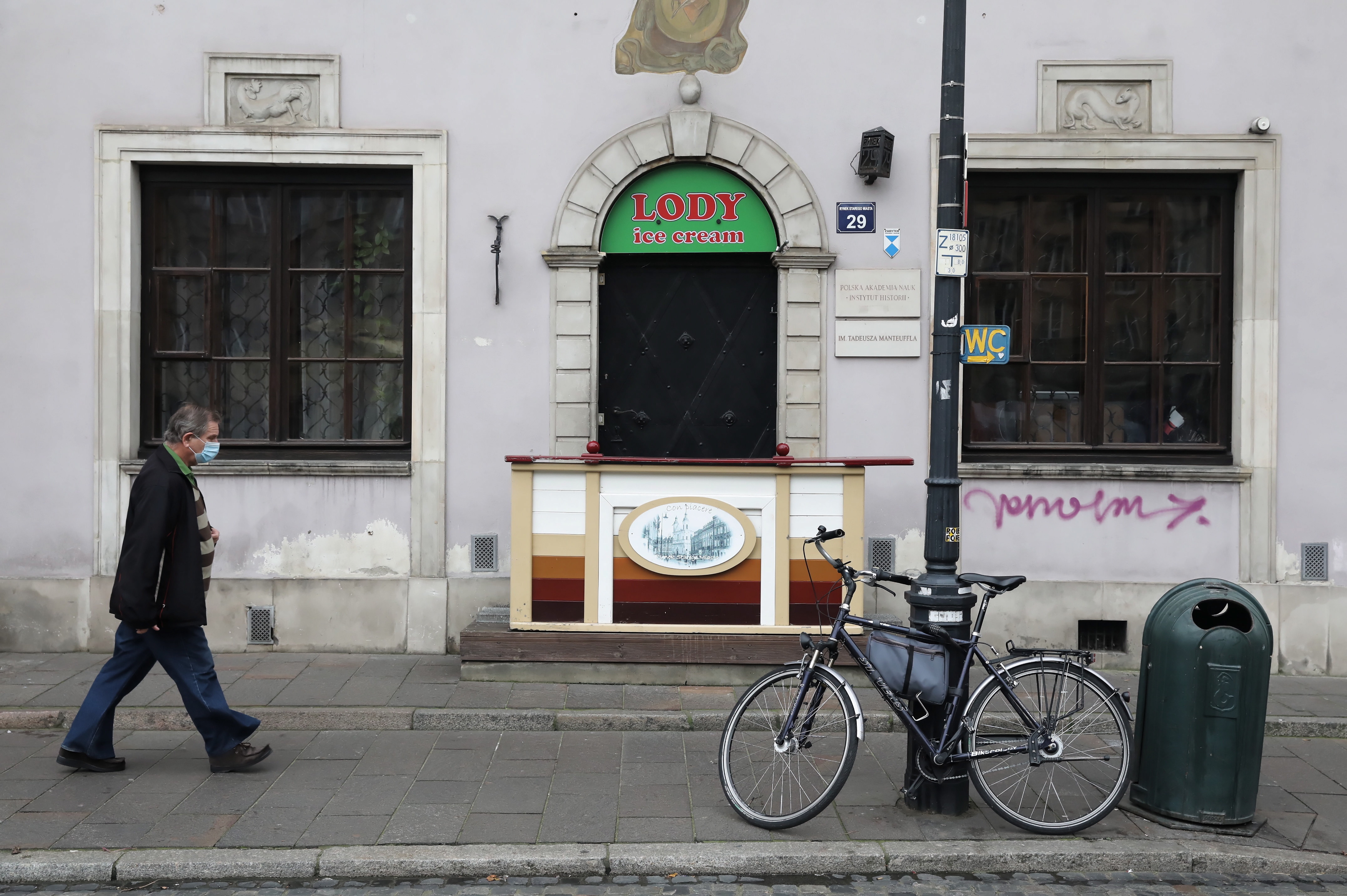 Koronavirus Poljska, Closed bars and restaurants in Warsaw