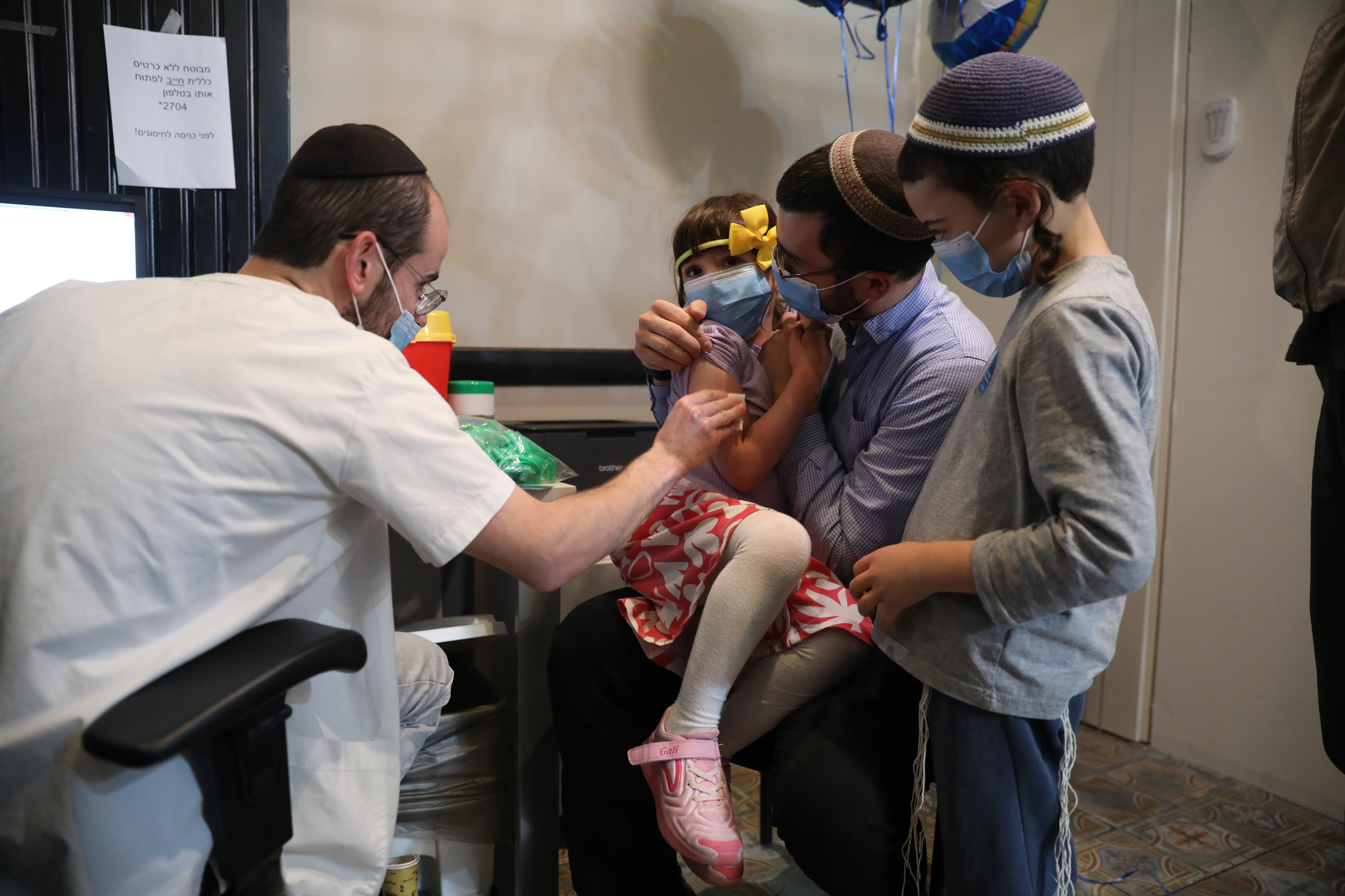 Vakcinacija, Izrael
epa09598877 A nurse injects a child with a first shot of a COVID-19 vaccine in Jerusalem, Israel, 23 November 2021. Israel launched a campaign to offer Covid-19 vaccine dose for children between 5 and 12 years old  EPA-EFE/ABIR SULTAN