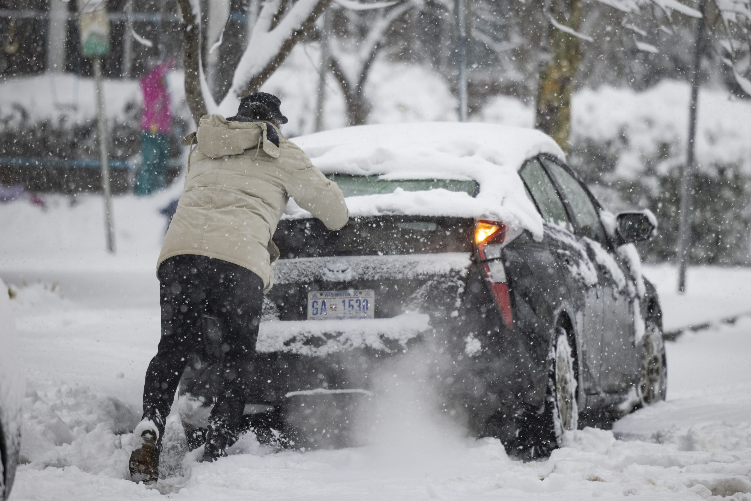 Amerika, sneg, snežna oluja
epa09665013 Numerous cars became stuck during a snowstorm in Washington, DC, USA, 03 January 2022. The District is expecting up to eight inches of snow from its first winter storm of the season.  EPA-EFE/JIM LO SCALZO