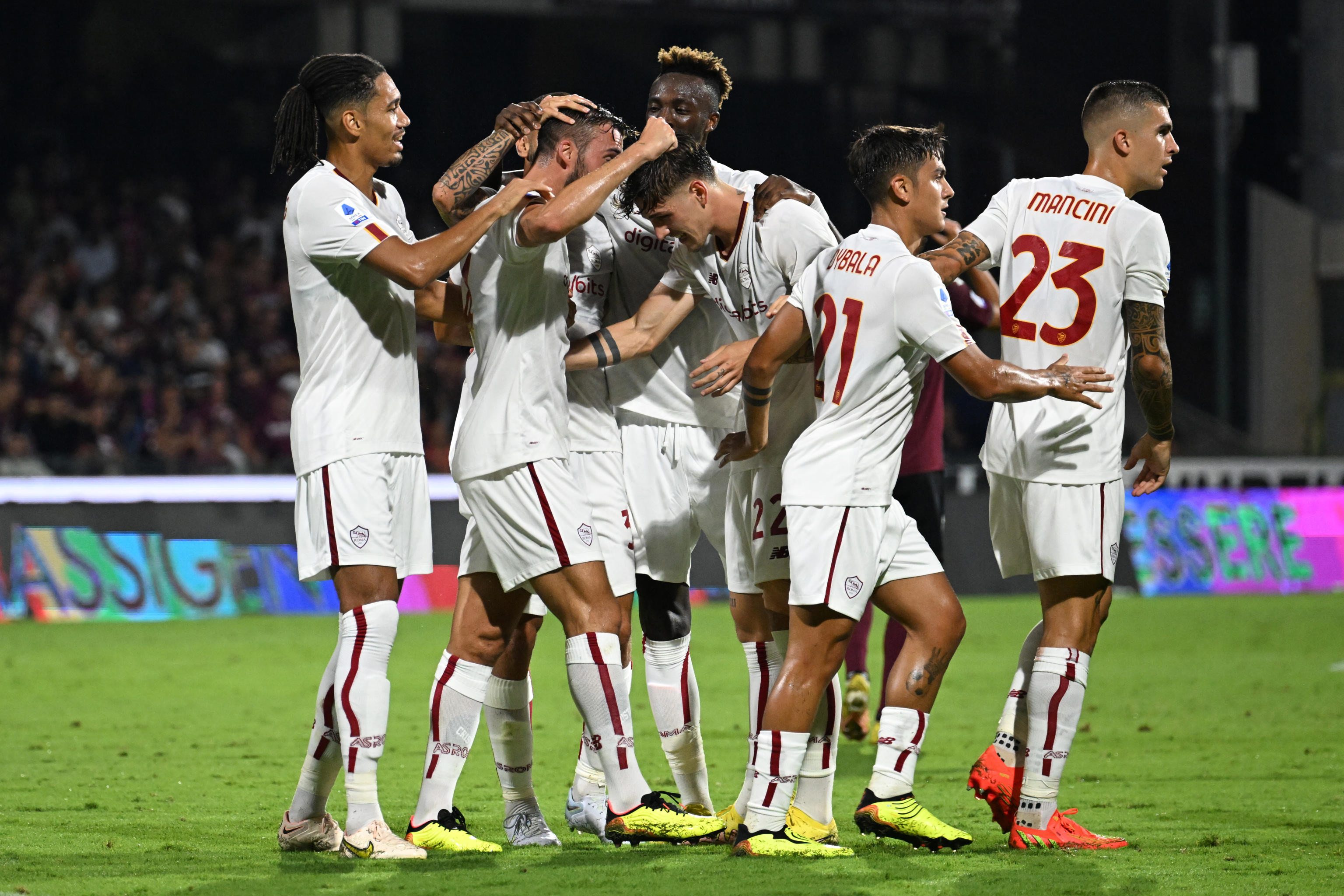 epa10121339 Roma's Bryan Cristante jubilates after scoring a goal during the Italian Serie A soccer match US Salernitana vs AS Roma at the Arechi stadium in Salerno, Italy, 14 August 2022.  EPA-EFE/MASSIMO PICA