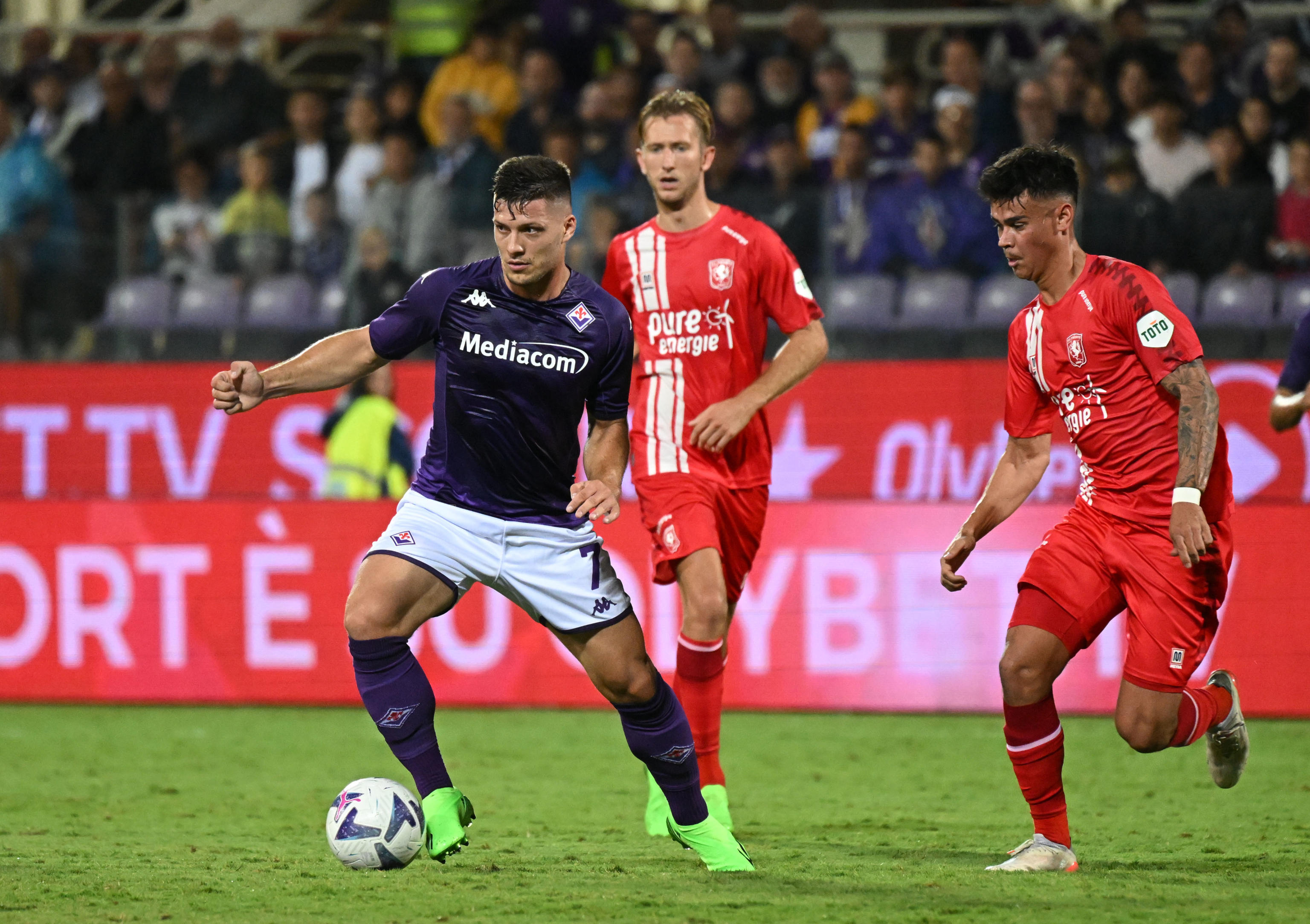 epa10128371 Fiorentina's Foward Luka Jovic  (L) in action during the Play-offs, 1st leg UEFA Europa Conference League soccer match ACF Fiorentina vs FC Twente at Artemio Franchi Stadium in Florence, Italy, 18 August 2022.  EPA-EFE/CLAUDIO GIOVANNINI