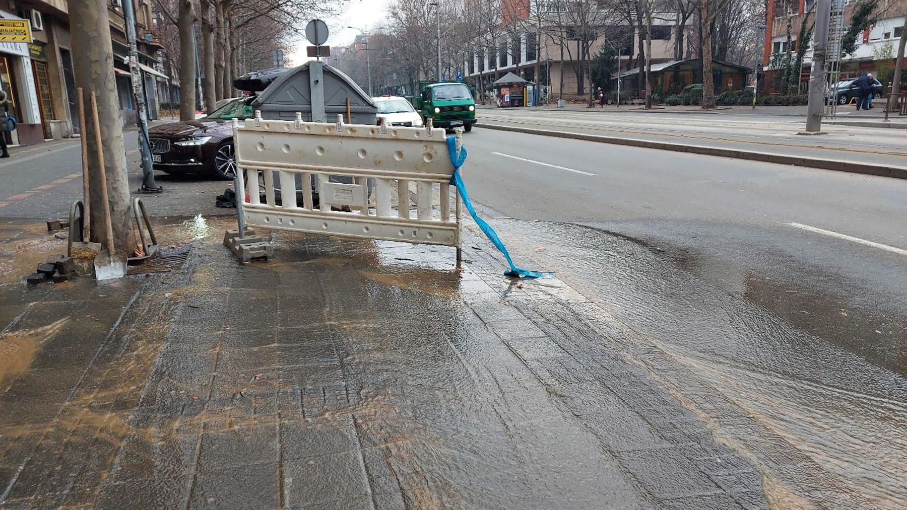 Mesto: Beograd
Datum: Thu Dec 23 12:09:43 CET 2021
Dogadjaj: DRUŠTVO -  u Bulevaru kralja Aleksandra  pukla je velika vodovodna cev
Ličnosti:  
Izvor: FoNet