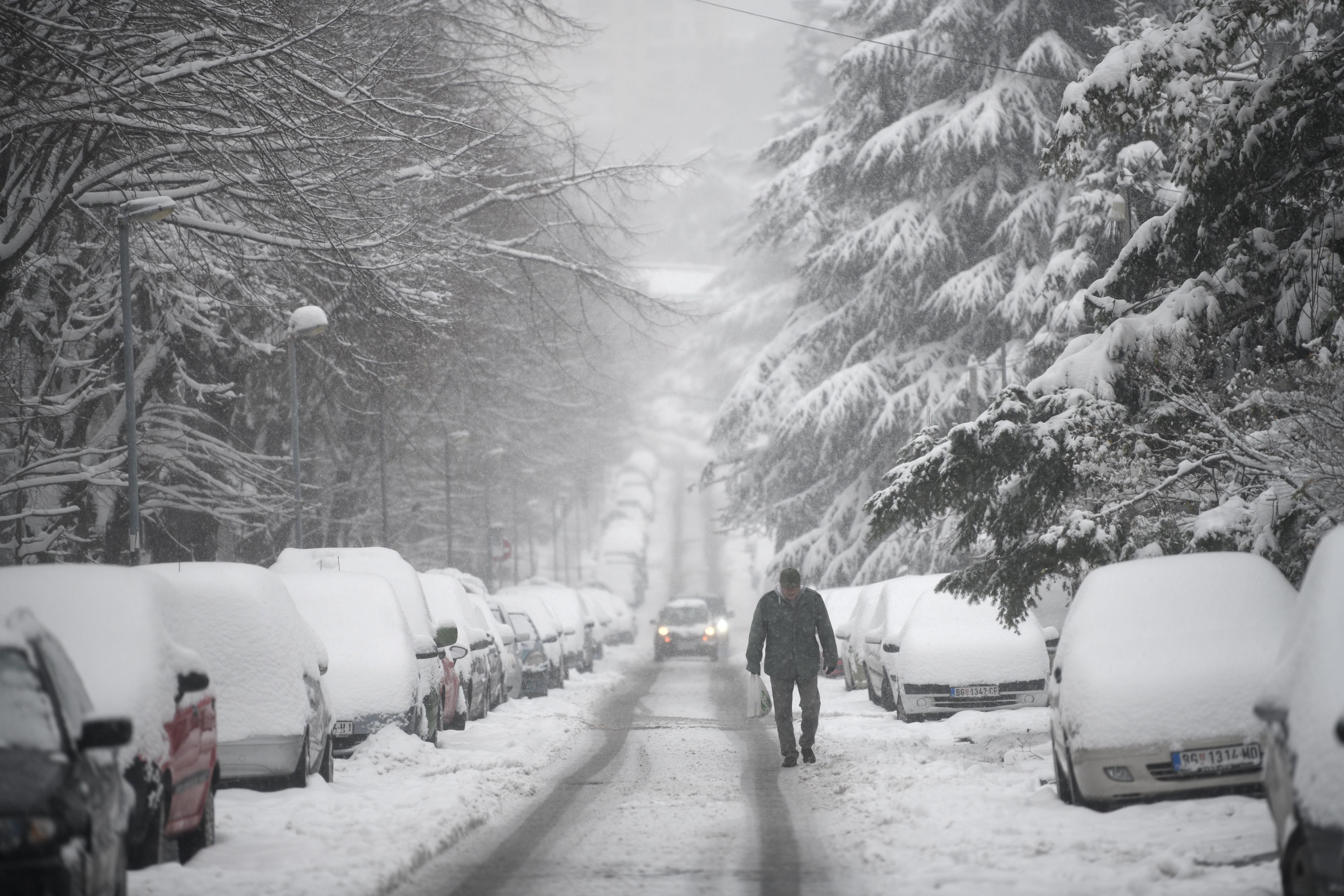Beograd, 12.1.2022. Banovo Brdo, sneg, zima, fičeri, vreme, vremenska prognoza, automobil. kola  Foto: Filip Krainčanić/Nova.rs