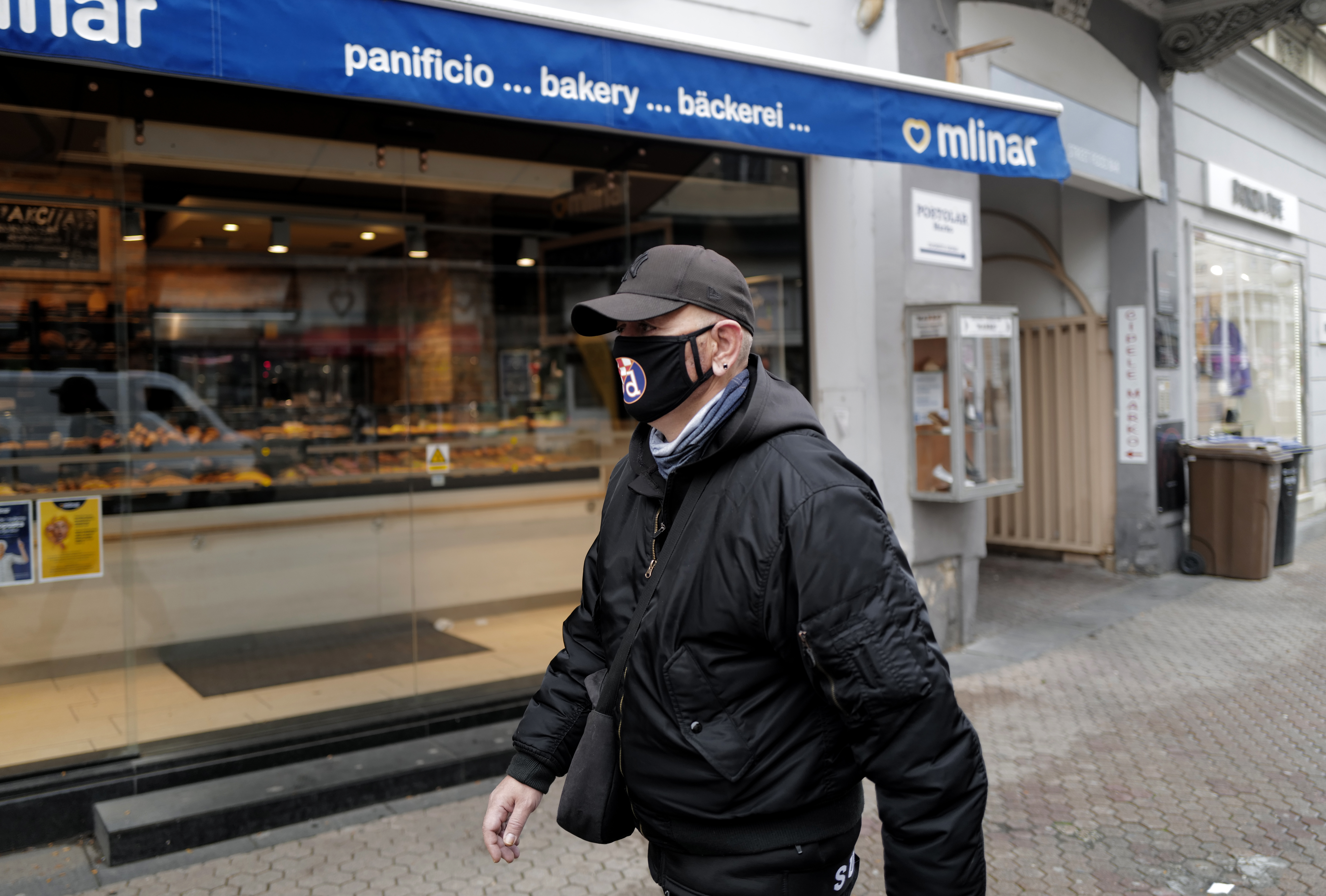 epa09565766 A man with face mask walks in downtown Zagreb, Croatia, 05 November 2021. Croatia recorded 6932 infected people and 36 persons who have died on 05 November.  EPA-EFE/ANTONIO BAT