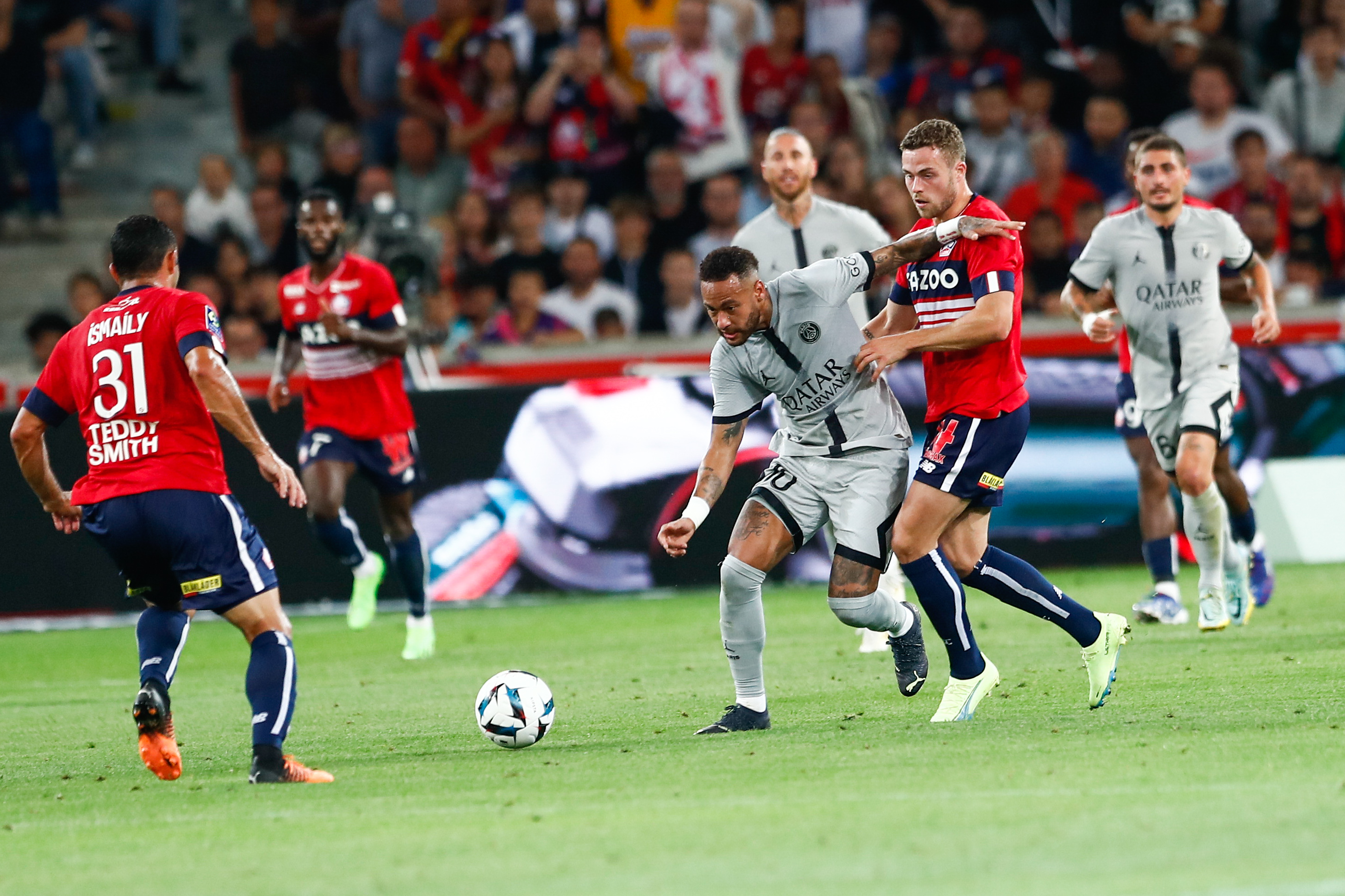 epa10132841 Paris Saint Germain's Neymar Jr  (C) and Lille's Ismaily Goncalves Santos (L) in action during the French Ligue 1 soccer match between Lille and PSG in Lille, France, 21 August 2022.  EPA-EFE/Mohammed Badra