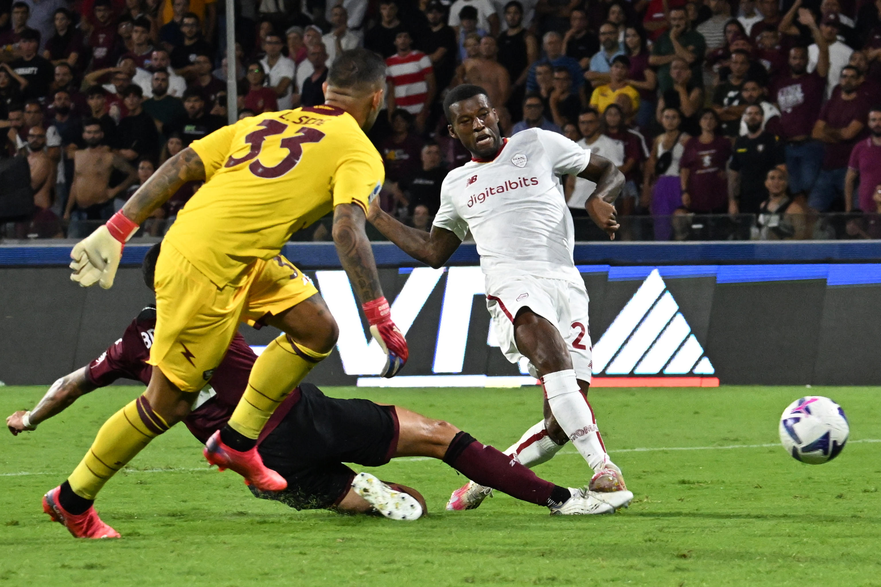 epa10121394 Roma's Georginio Wijnaldum (R) in action during the Italian Serie A soccer match US Salernitana vs AS Roma at the Arechi stadium in Salerno, Italy, 14 August 2022.  EPA-EFE/MASSIMO PICA