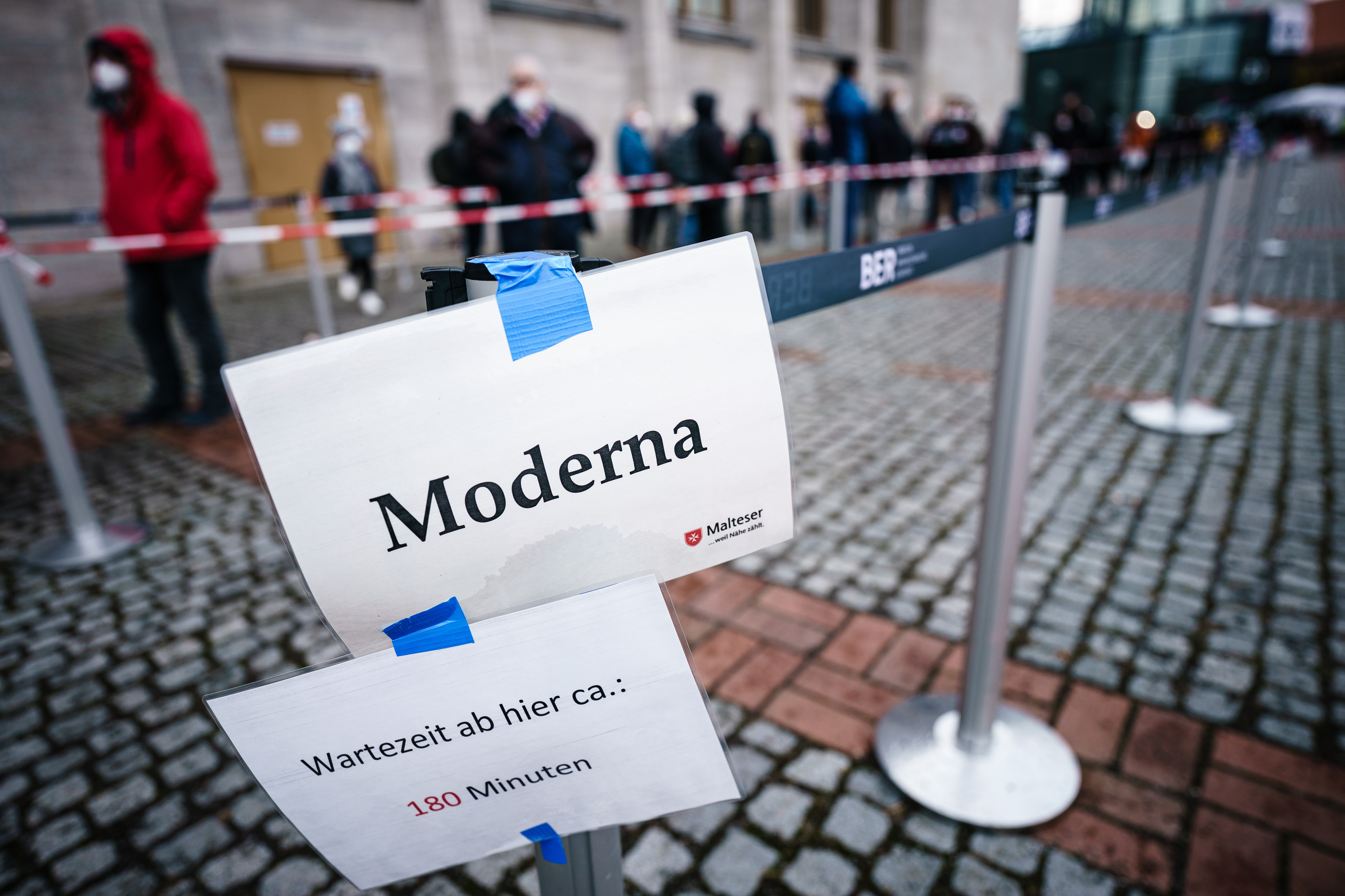 People queue up at vaccination center at Berlin fair grounds Nemacka vakcinacija