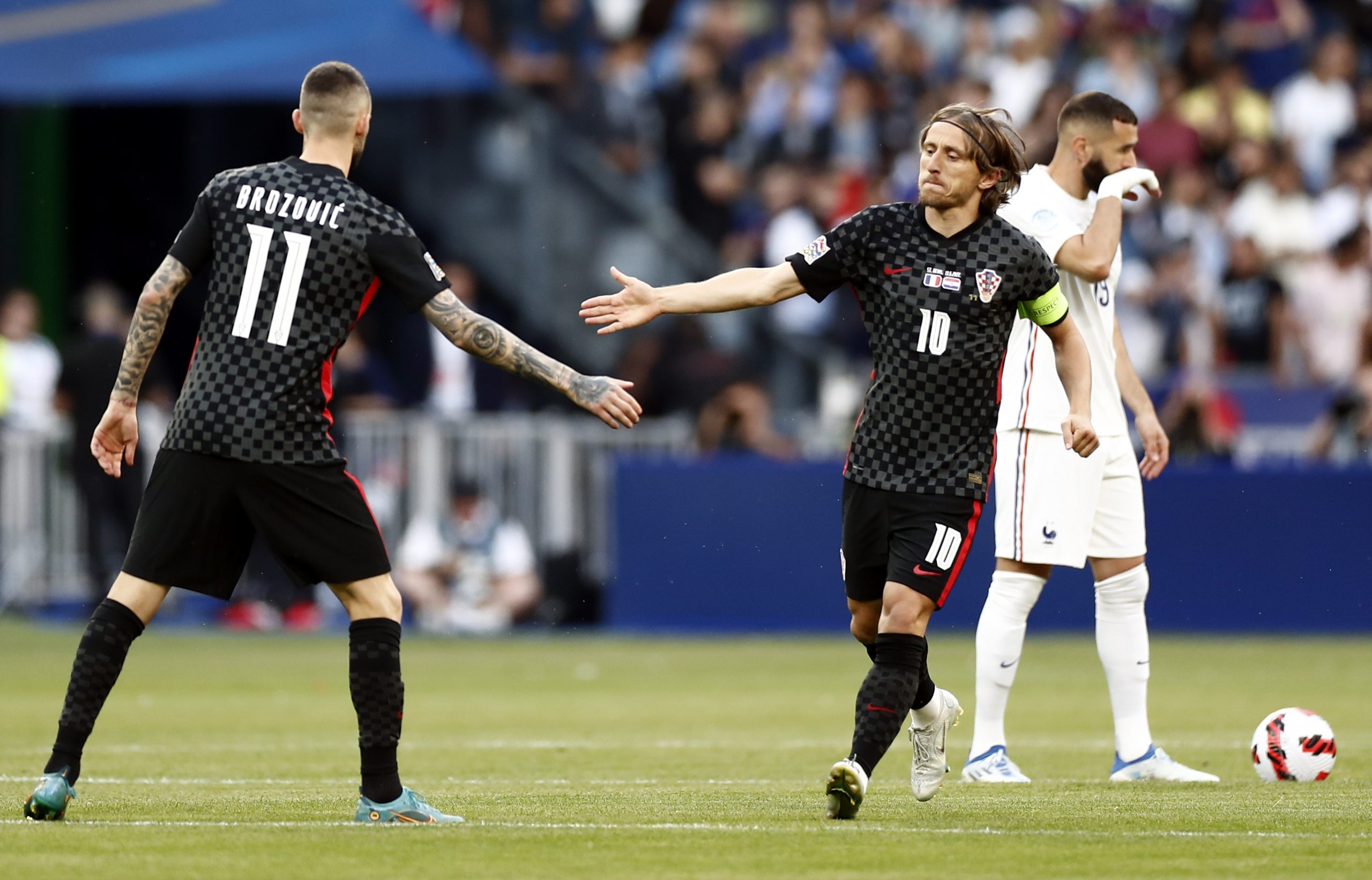 epa10011379 Luka Modric of Croatia (C) celebrates after scoring the 1-0 by penalty during the UEFA Nations League soccer match between France and Croatia in Saint-Denis, near Paris, France, 13 June 2022.  EPA-EFE/Mohammed Badra