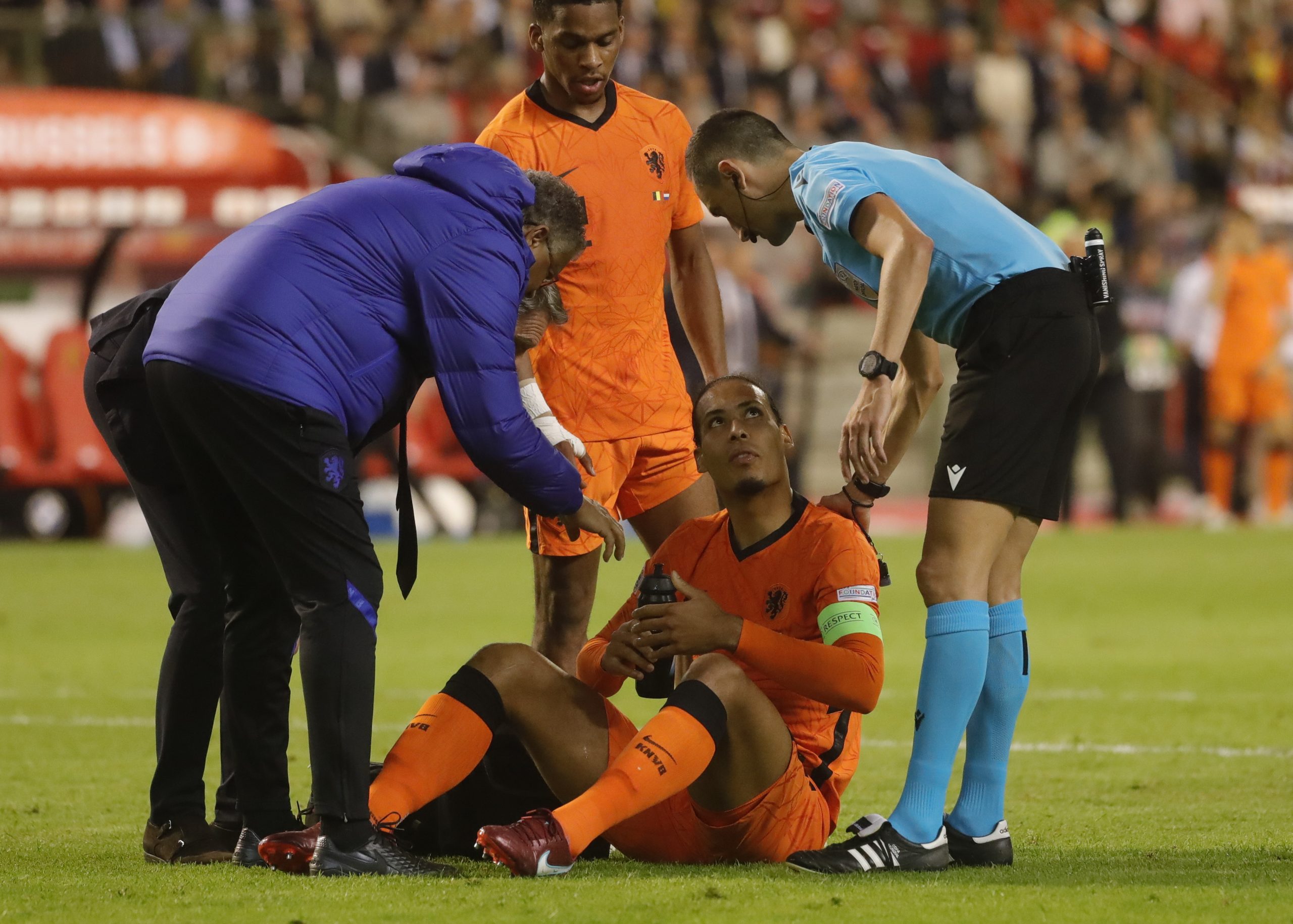 epa09994763 Virgil van Dijk (down) of the Netherlands reacts during the UEFA Nations League soccer match between Belgium and the Netherlands in Brussels, Belgium, 03 June 2022.  EPA-EFE/Stephanie Lecocq