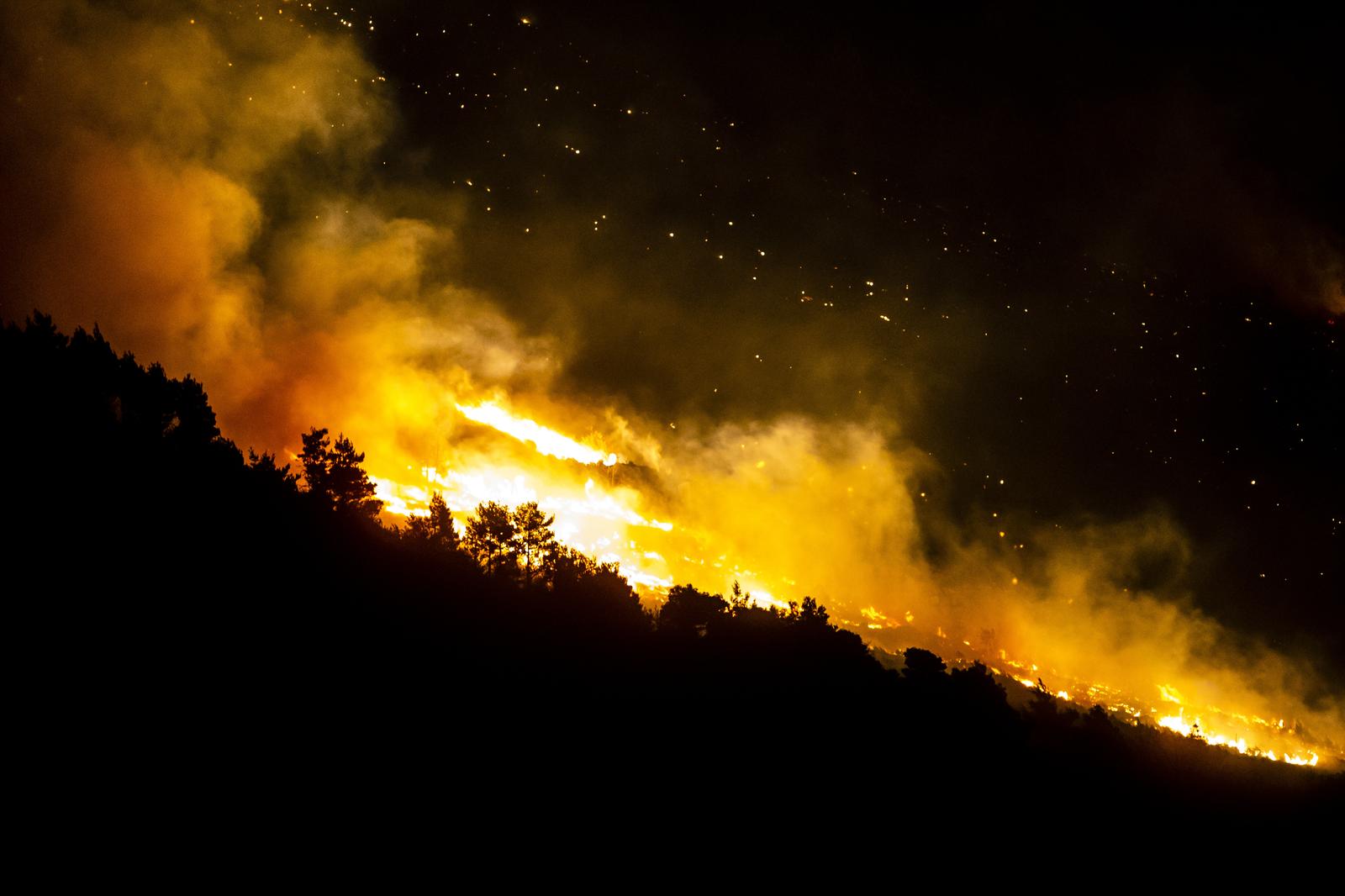 10.01.2022., Lokva Rogoznica - Velik pozar planuo je u Lokvi Rogoznici te se siri nosen jakom burom
 Photo: Miroslav Lelas/PIXSELL