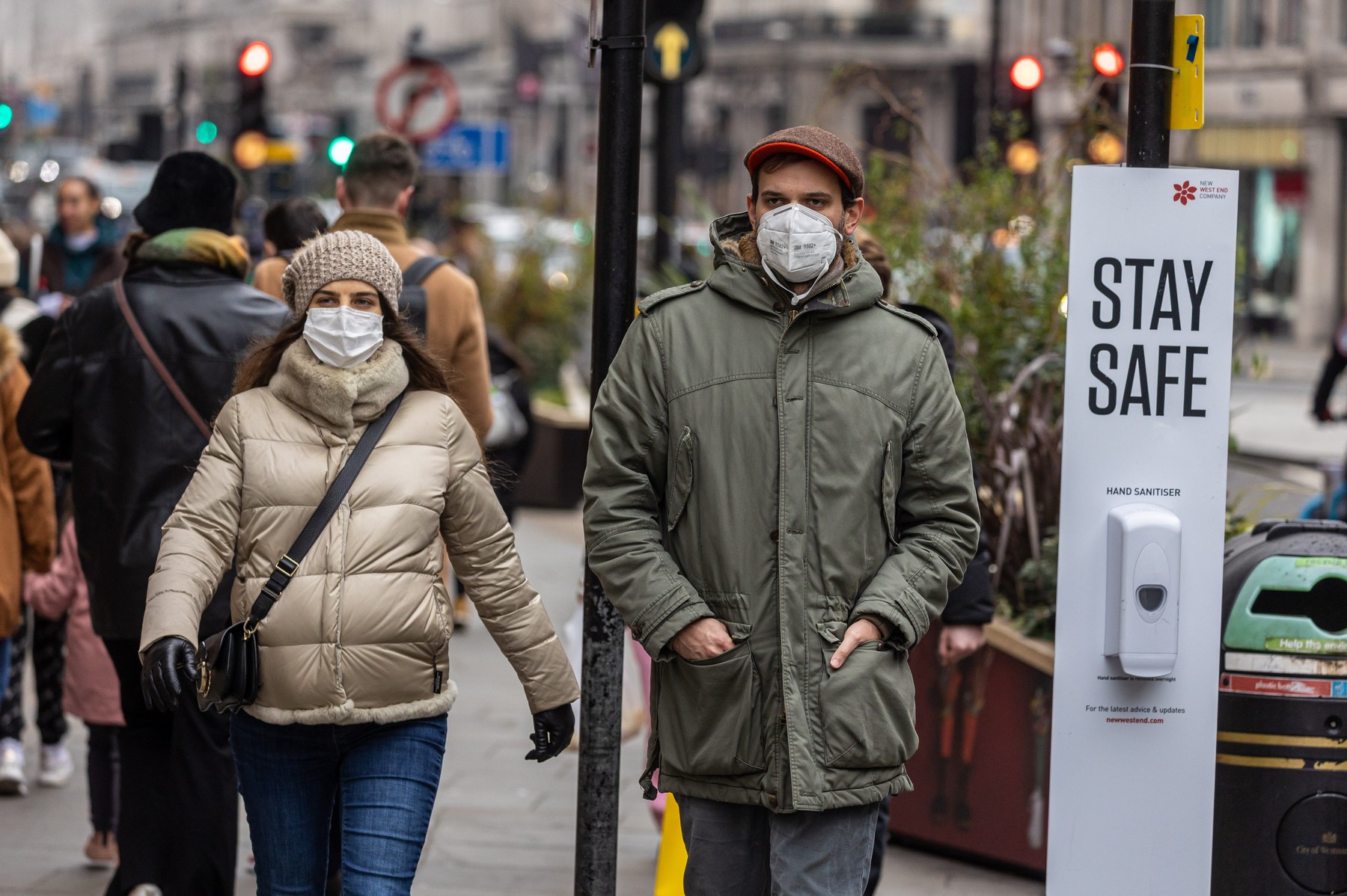 Britanija koronavirus, West End, London 5 days before Christmas, London, UK - 22 Dec 2021