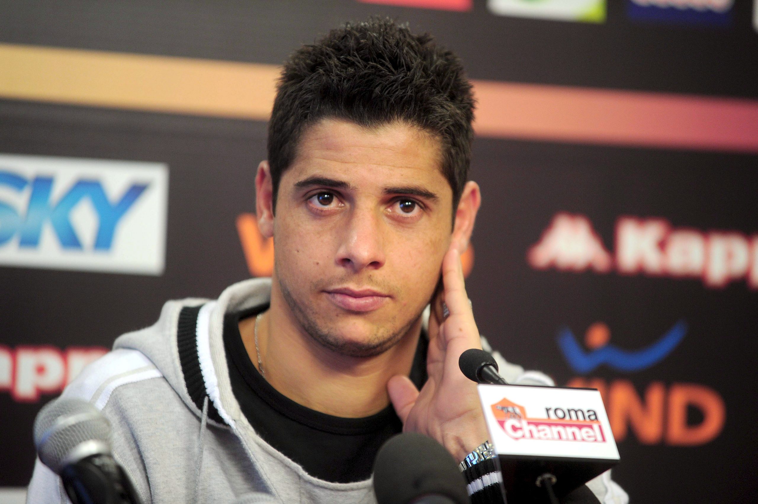 epa01254034 Roma's  Brazilian soccer player  Cicinho  at Fulvio Bernardini Sport center, in Rome 13 feb 2008 during a press conference where he said that in the  next match against Real Madrid he prefers to play as regular player .  EPA/ROBERTO TEDESCHI