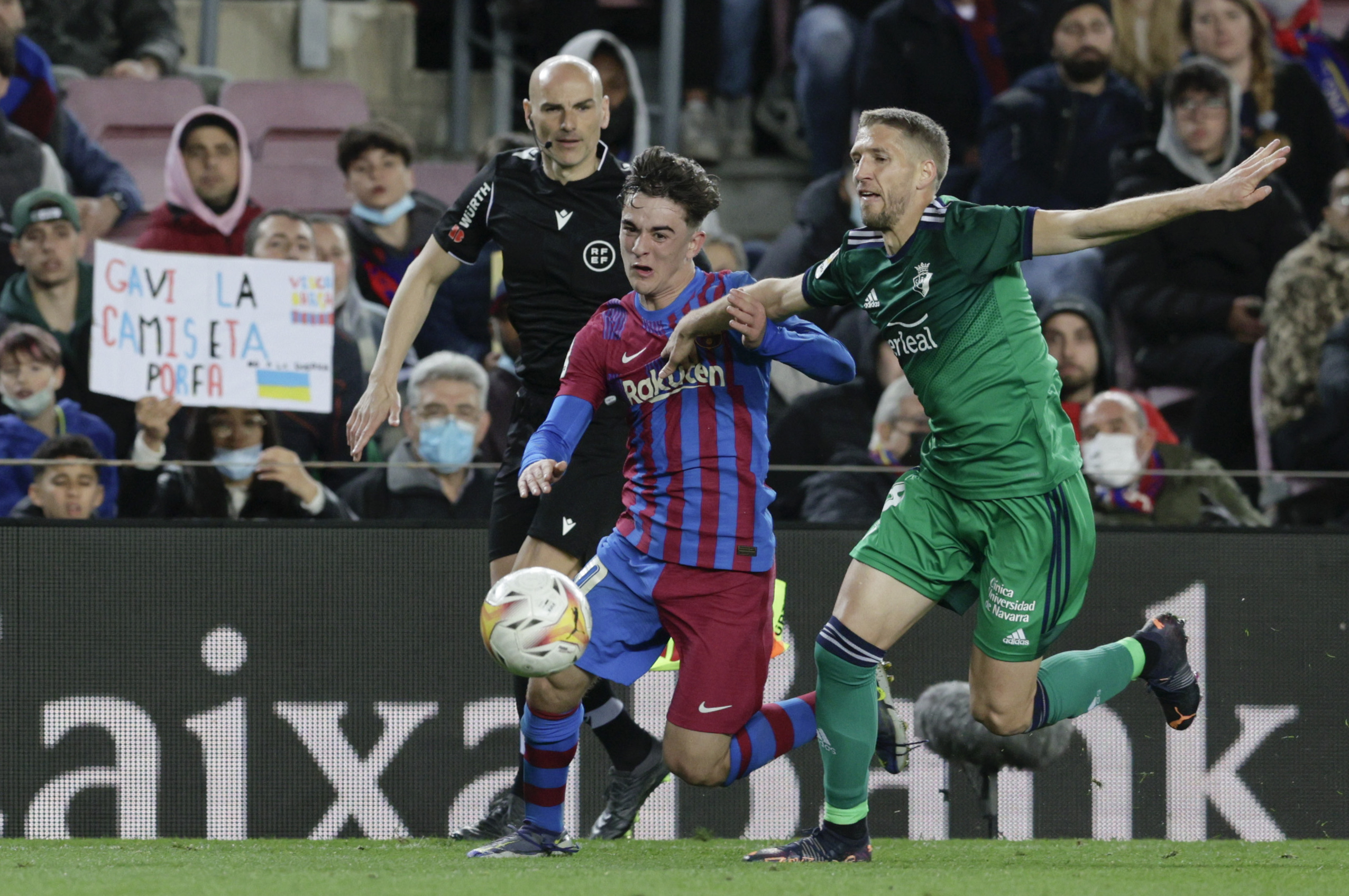 epa09823101 FC Barcelona´s Gavi (L) in action against Osasuna´s Darko Brasanac (R) during a Spanish LaLiga soccer match between FC Barcelona and Osasuna at Camp Nou in Barcelona, Spain, 13 March 2022.  EPA-EFE/QUIQUE GARCIA