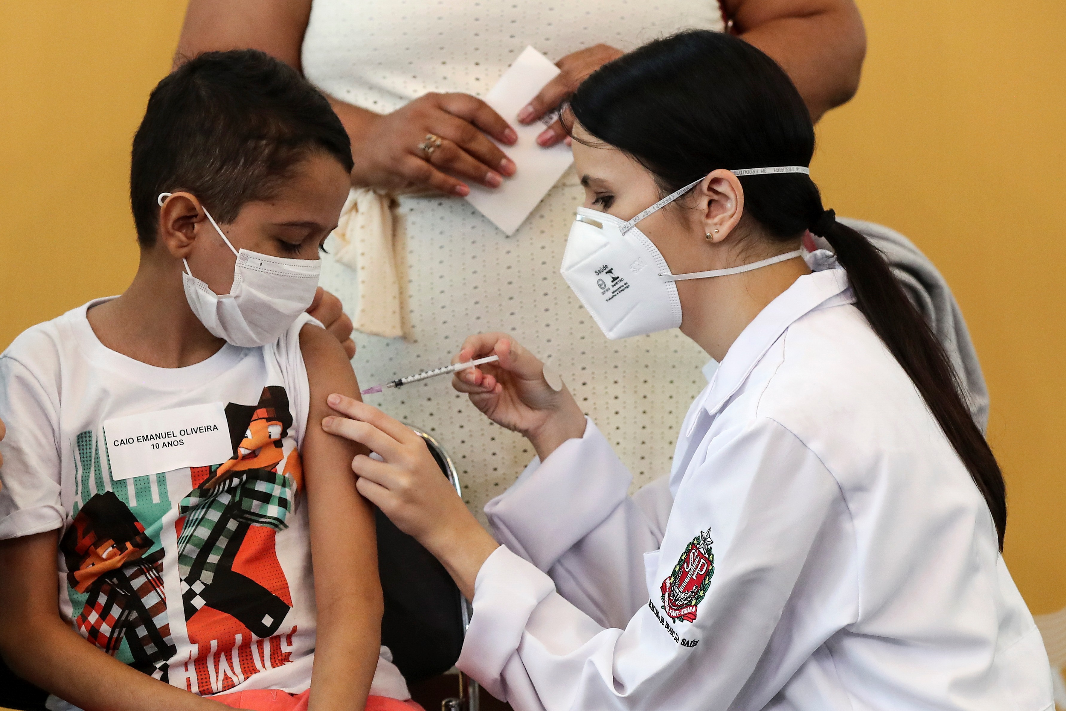 brazil. počela vakcinacija dece od pet godina 
 epa09685548 A young boy receives a shot of COVID-19 vaccine during a vaccination drive for children between 5 and 11 years of age, in Sao Paulo, Brazil, 14 January 2022.  EPA-EFE/Sebastiao Moreira