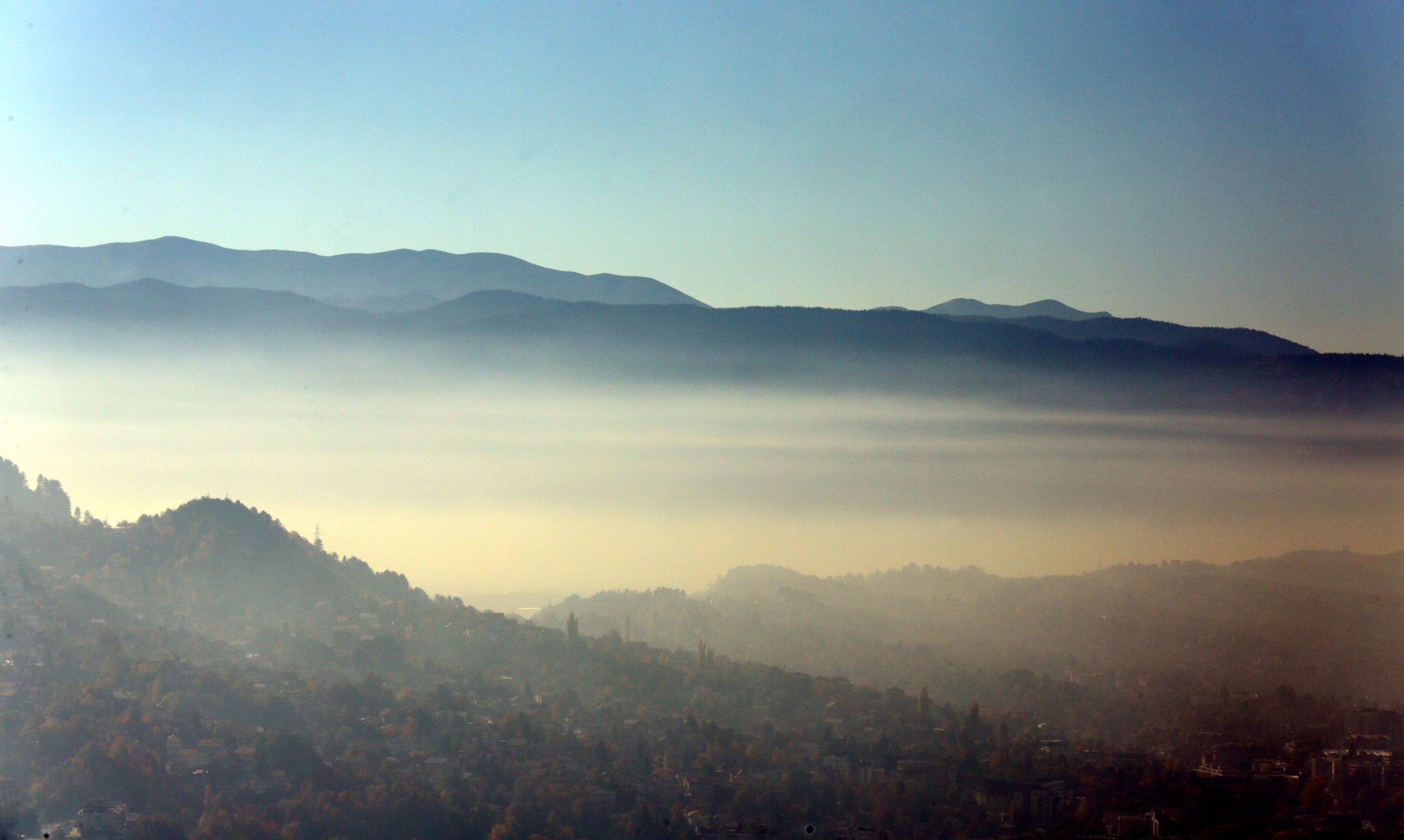 epa09556017 A general view of the air pollution in the city of Sarajevo, Bosnia and Herzegovina, 31 October 2021. With 164 Air Quality Index  (AQI), Sarajevo is the one of most polluted cities in the world.  EPA-EFE/FEHIM DEMIR